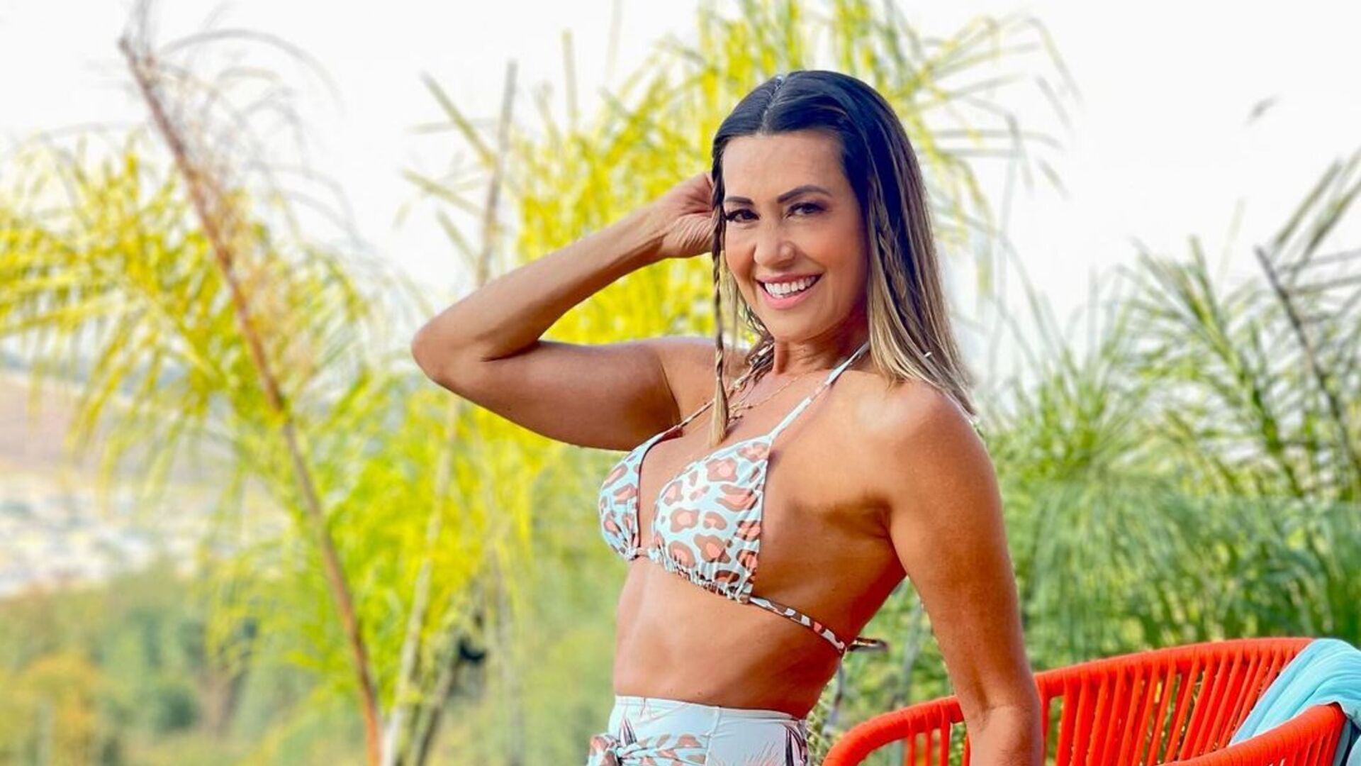 De biquíni de lacinho, Solange Frazão exibe corpaço torneado na piscina