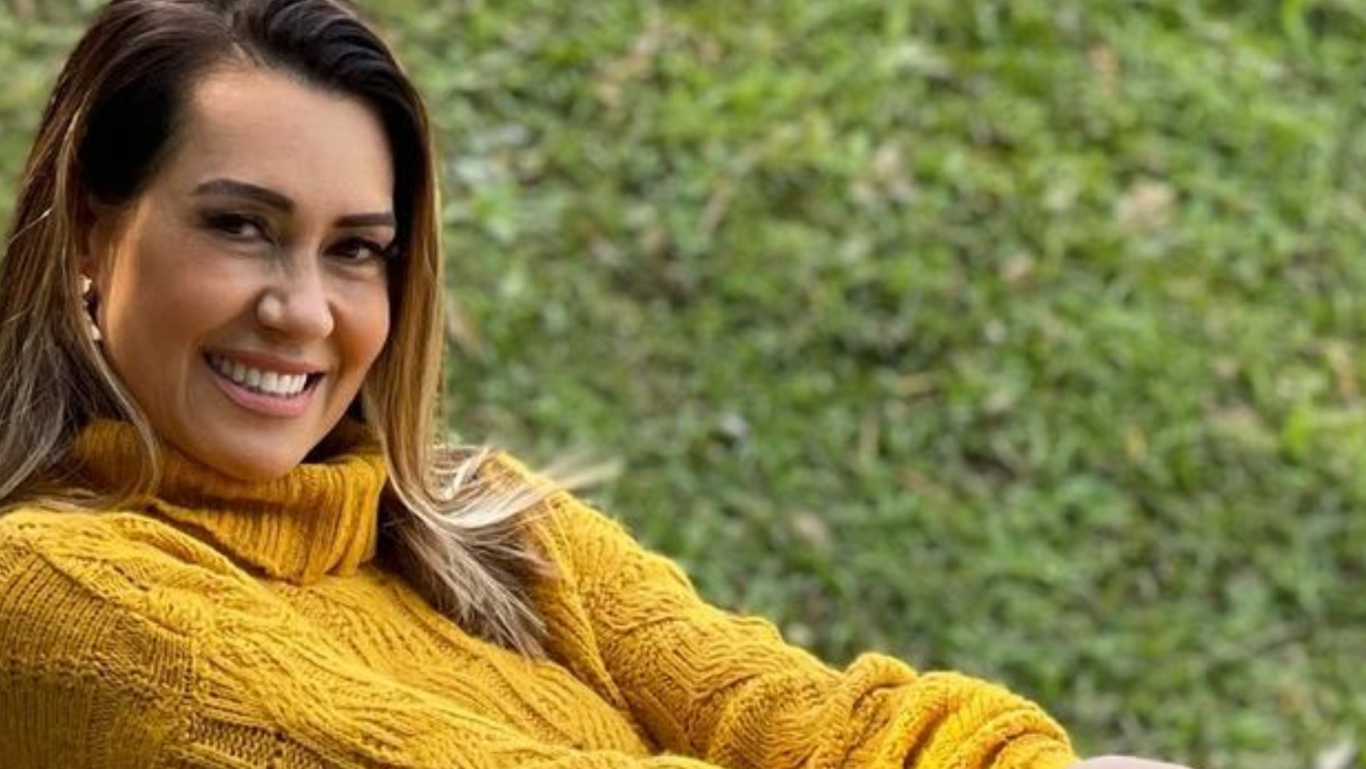 De shortinhos jeans, Solange Frazão exibe pernas torneadas em look com botas