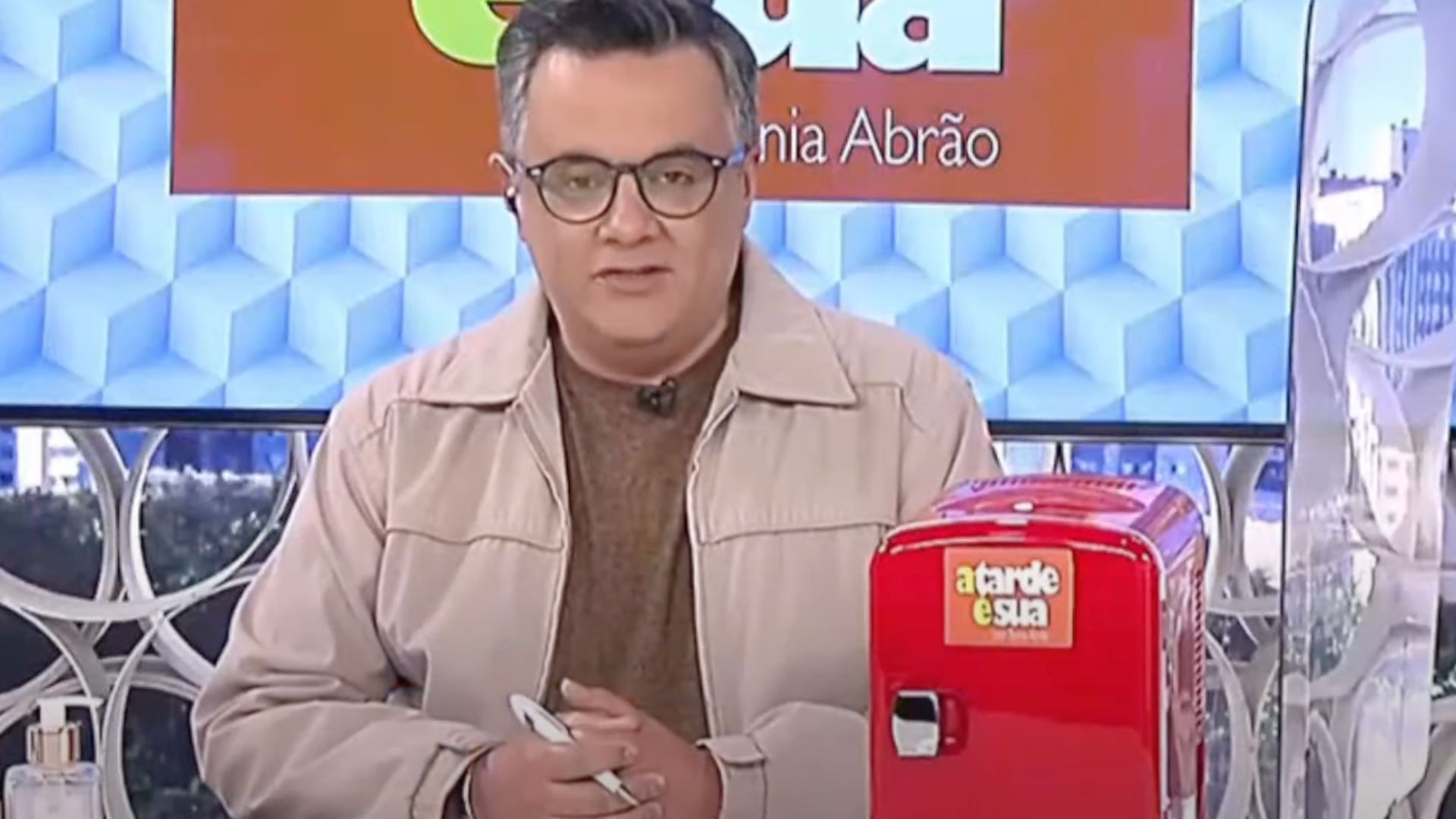 Sonia Abrão não aparece em seu programa e colega faz esclarecimento: “Calma”