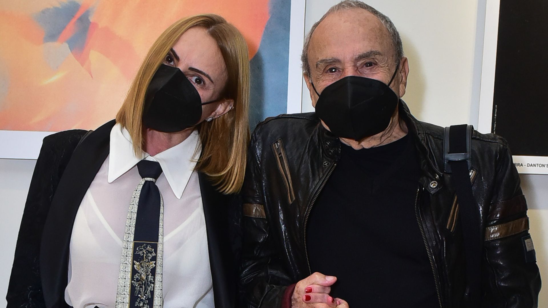 Stênio Garcia surge de mãos dadas na primeira aparição em público com a esposa após polêmica