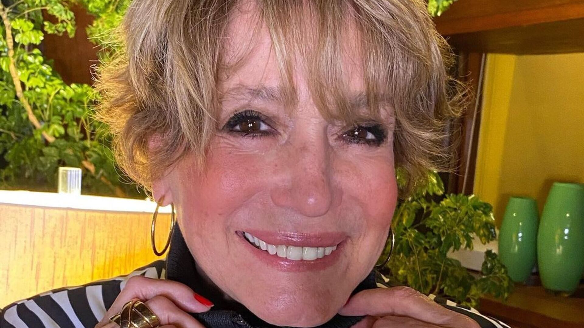 Susana Vieira abaixa vestido vermelho e esbanja beleza