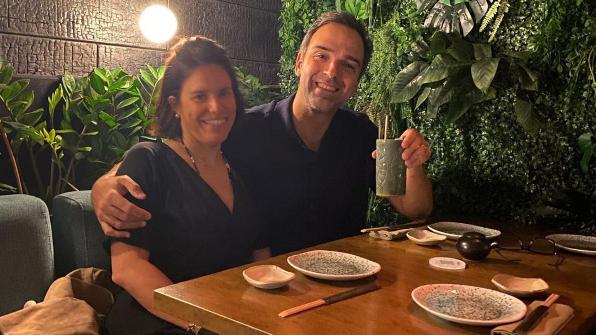 Tadeu Schmidt leva a esposa, Ana Cristina, para jantar fora e compartilha o passeio nas redes sociais