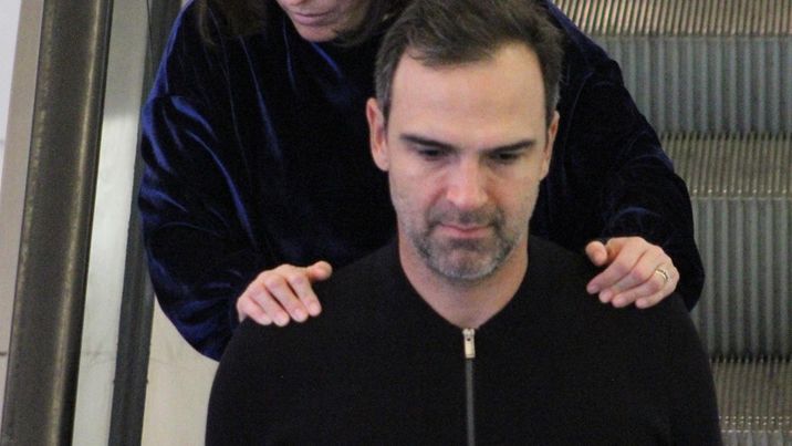 Tadeu Schmidt curte passeio com a esposa em shopping no Rio de Janeiro