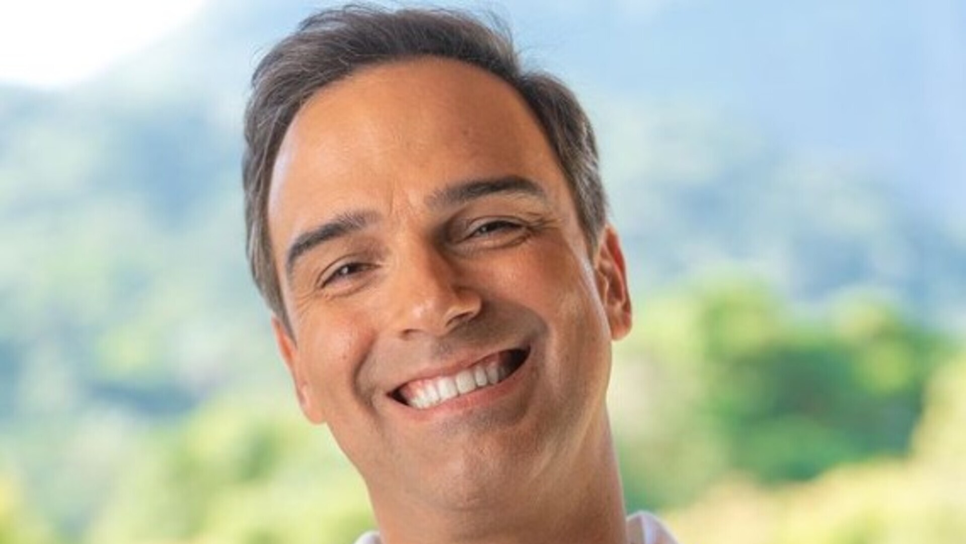 Tadeu Schmidt entra na “trend” e publica vídeos com suas fotos