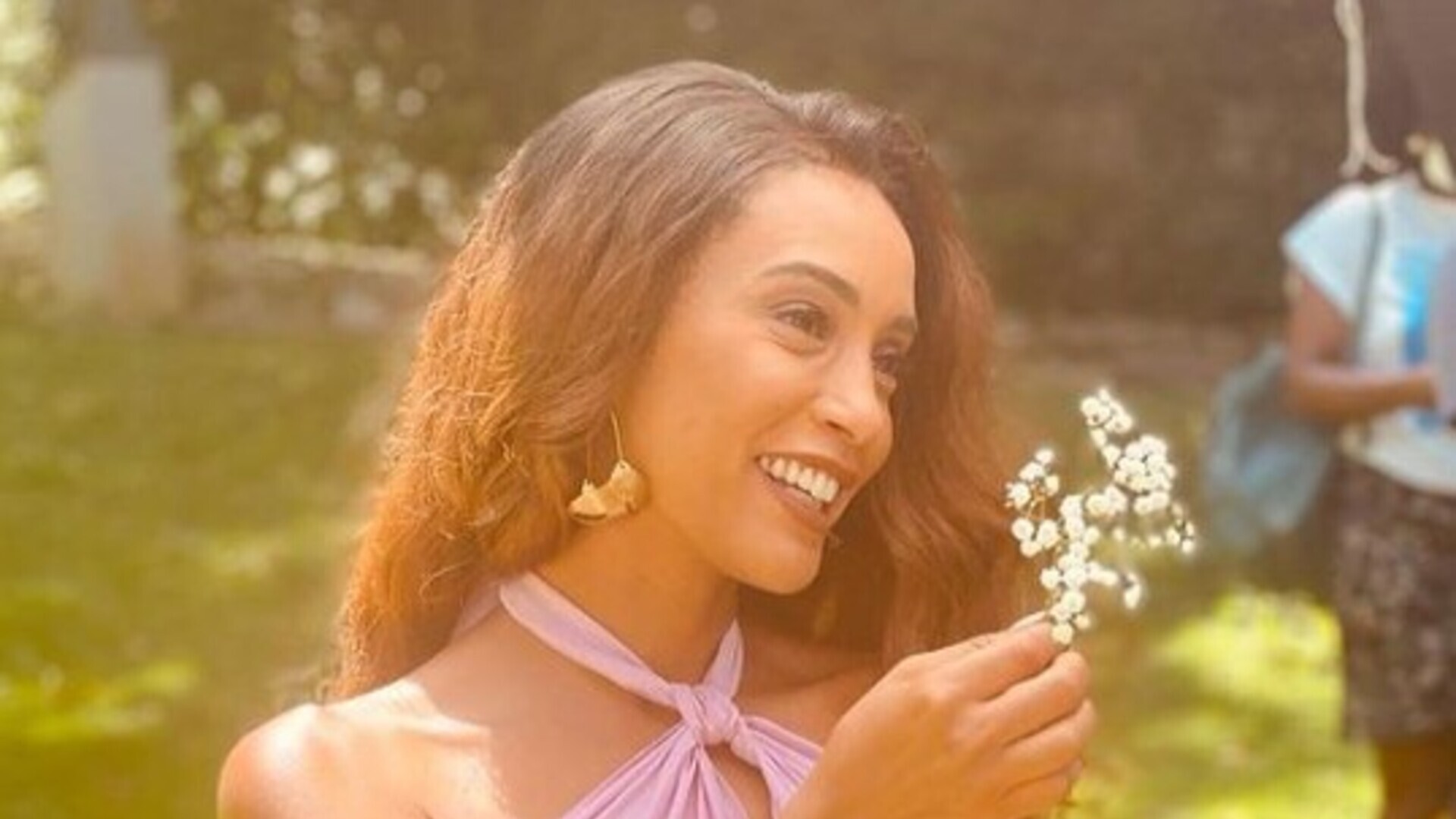 Taís Araújo entra em “trend” e compartilha vídeo com diversas fotos suas