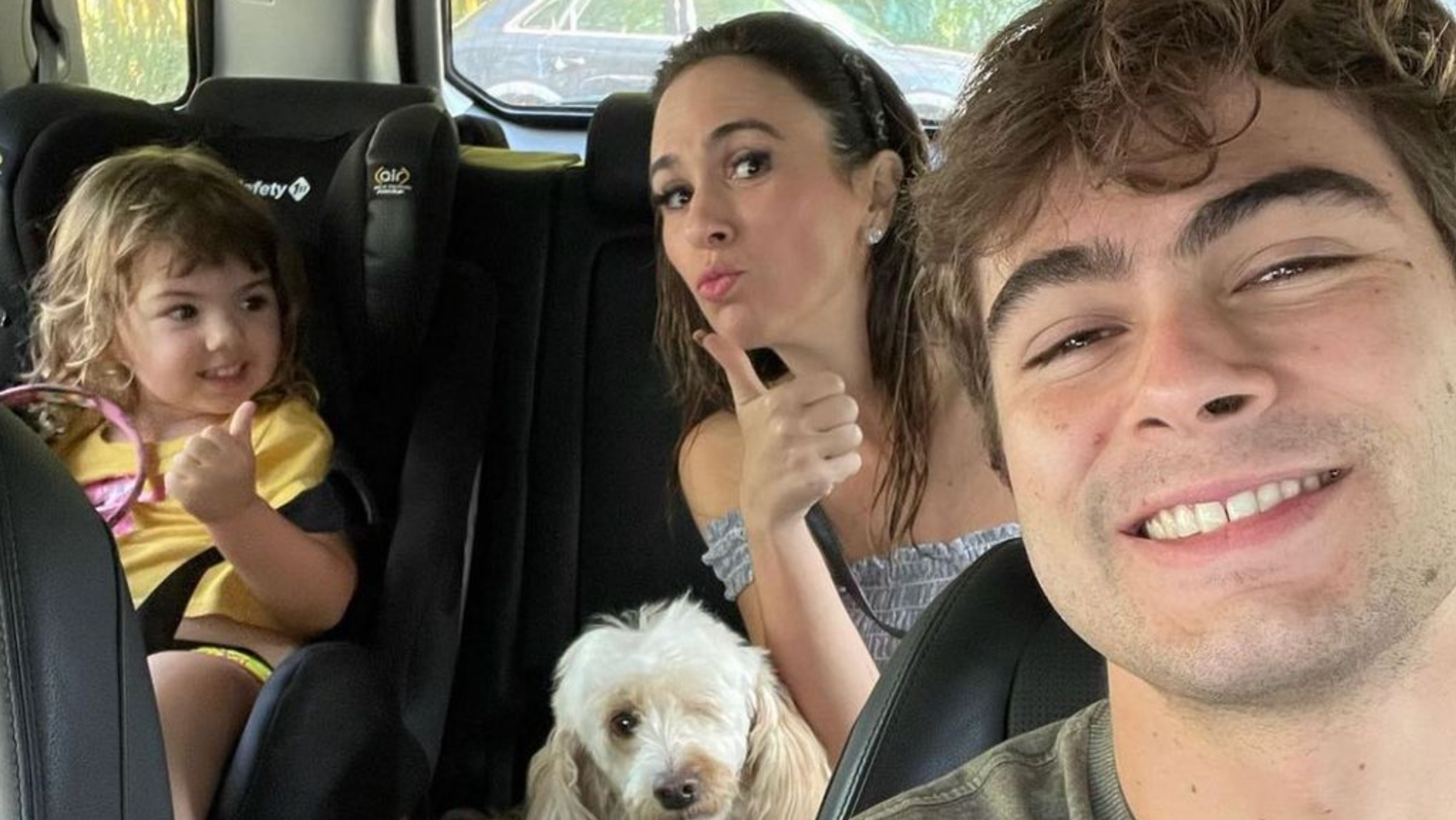 Tata Werneck brinca ao posar com a família e os padrinhos de casamento: ”Nunca nos deram um presente”