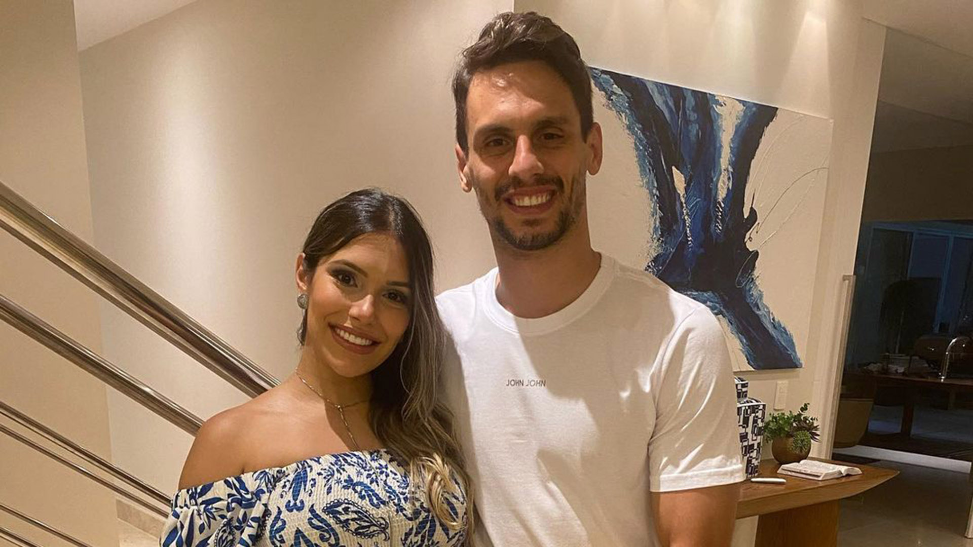 Jogador do Flamengo, Rodrigo Caio e a esposa vivem em apartamento de luxo