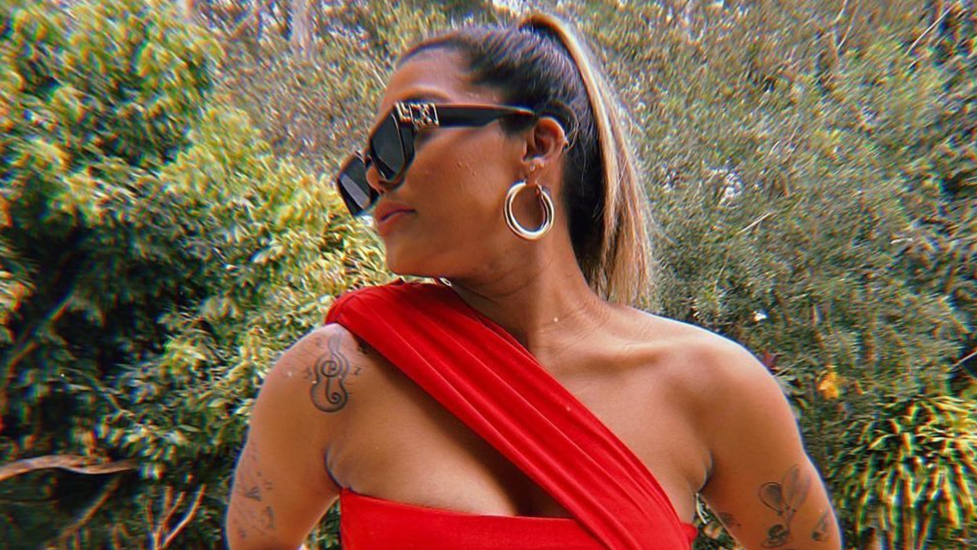 Tays Reis exibe boa forma em maiô vermelho um mês após o nascimento da filha: ”Linda”