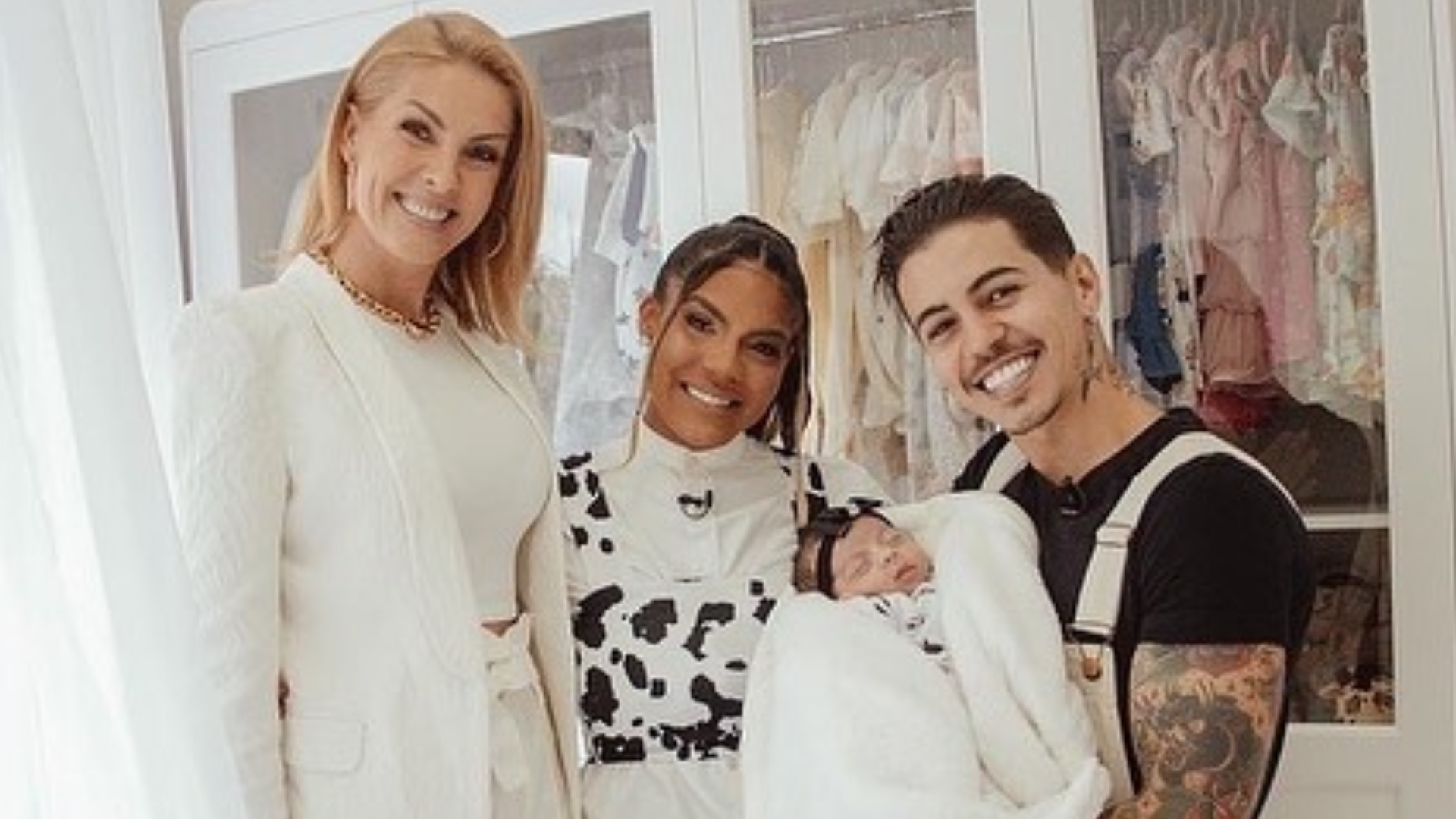 Tays Reis e Biel recebem a visita de Ana Hickmann no mesversário da filha