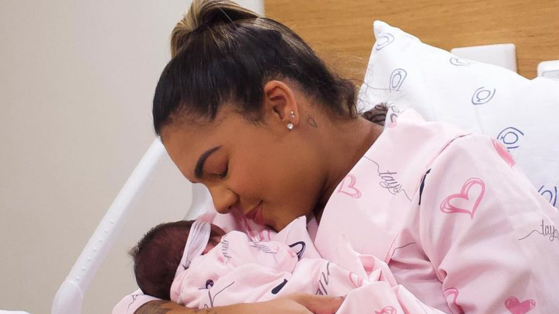 Em casa, Tays Reis compartilha fotos da filha sorrindo: ”Riqueza”