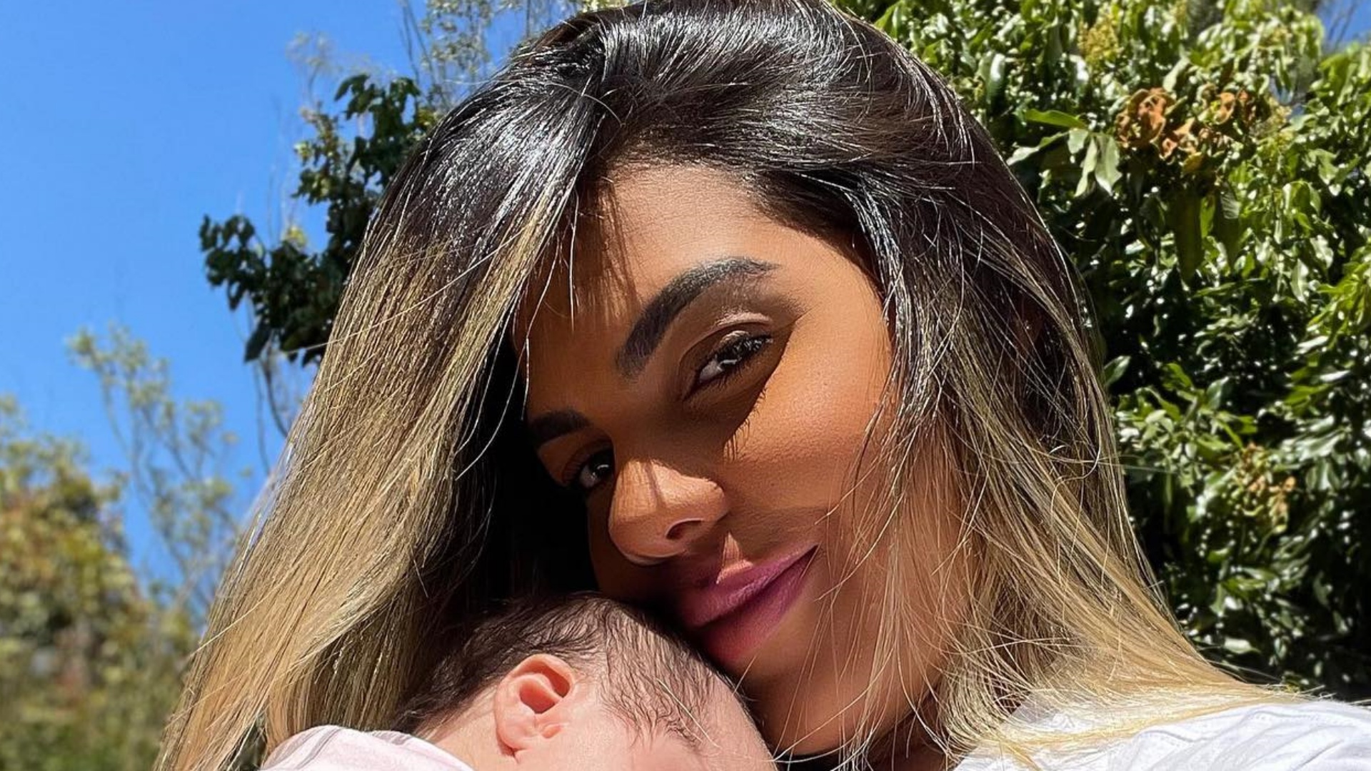 Tays Reis surge em cliques encantadores com a filha, Pietra, e se declara: “Meu mundo”