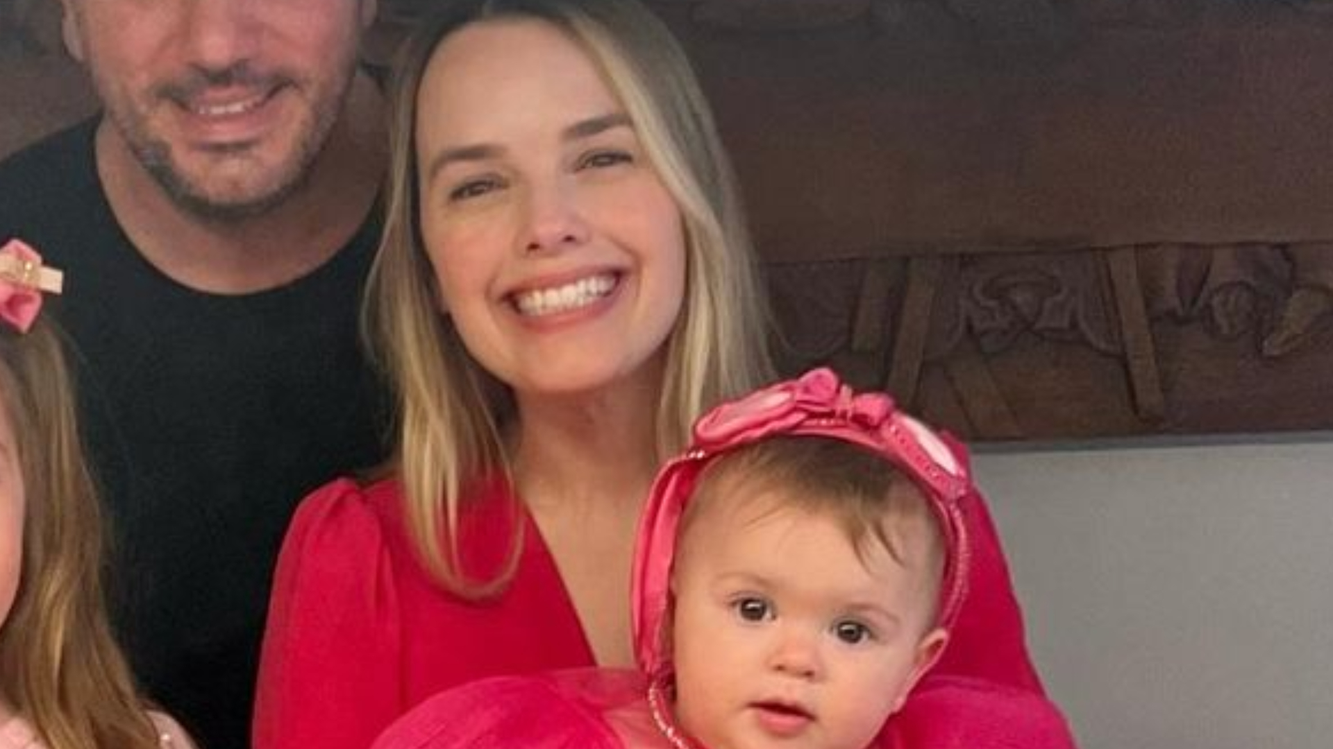 Prestes a completar um ano, filha caçula de Thaeme Mariôto ganha declaração da mãe