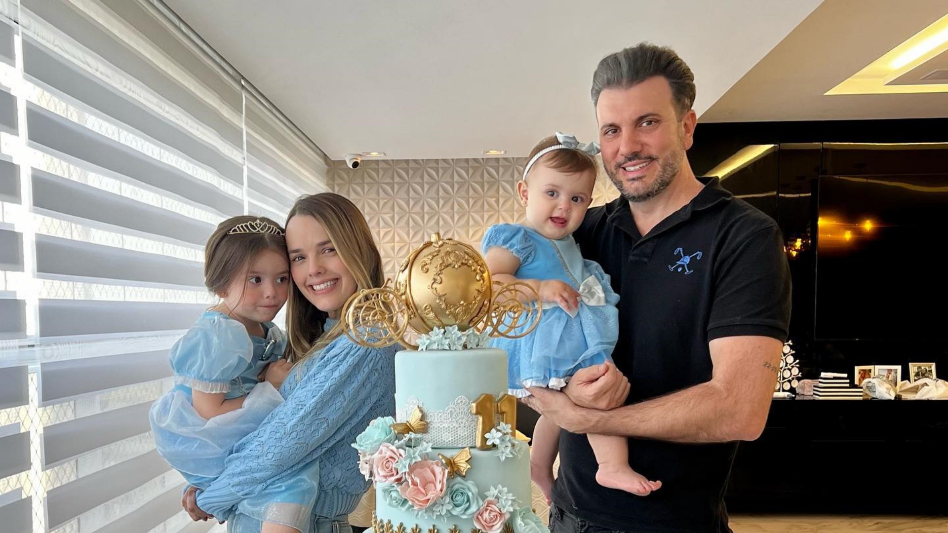 Thaeme Mariôto mostra as filhas vestidas como princesas: ”Último mêsversário”