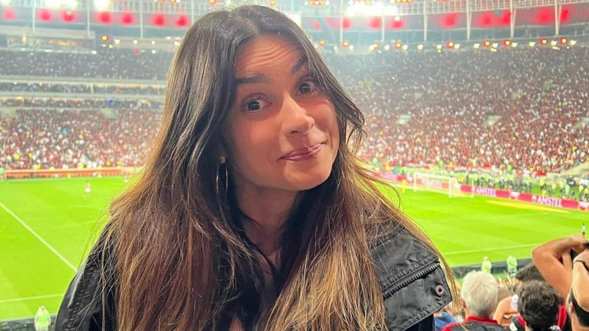 Corintiana roxa, Thaila Ayala vai ao jogo contra o Flamengo no Maracanã e mostra filho com uniforme do time do coração