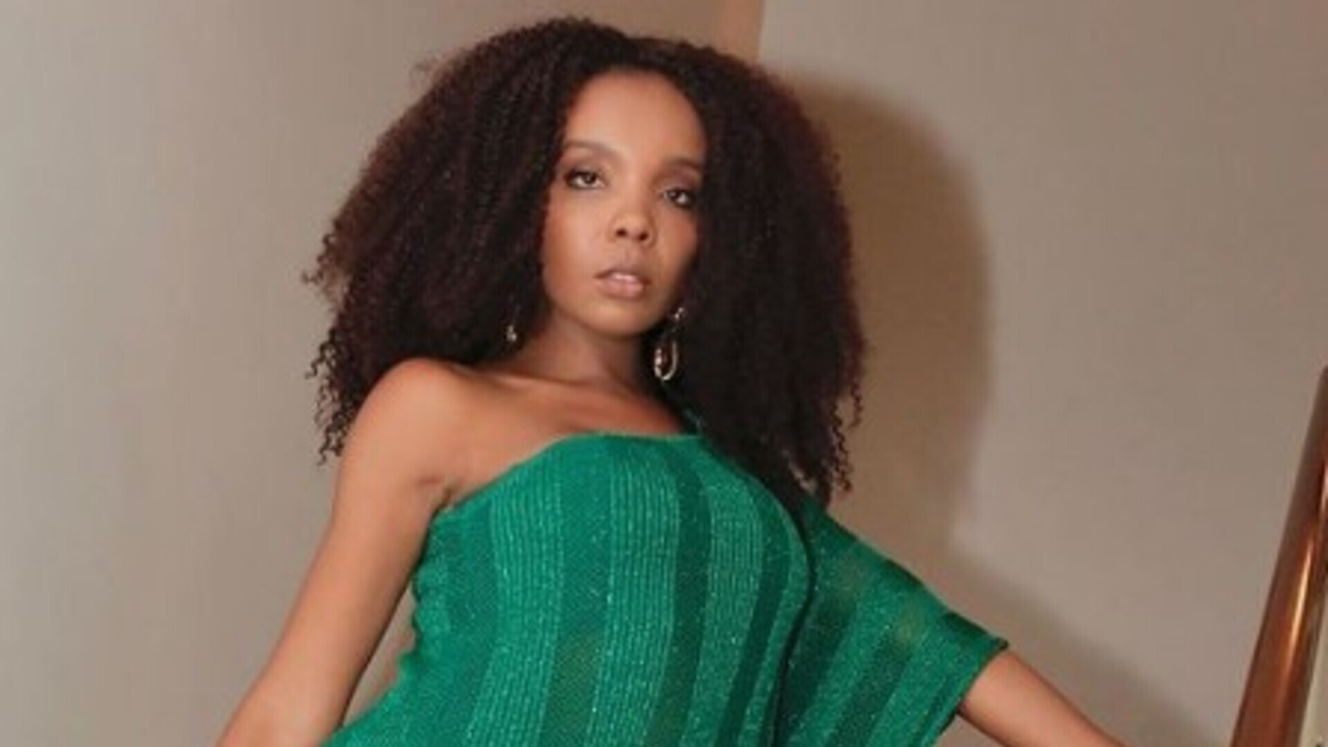 Vencedora do BBB 20, Thelma Assis esbanja beleza com vestido curto e brilhante