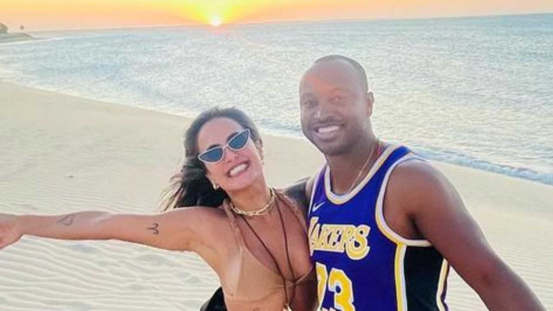 Thiaguinho e Carol Peixinho esbanjam amor em fotos na praia