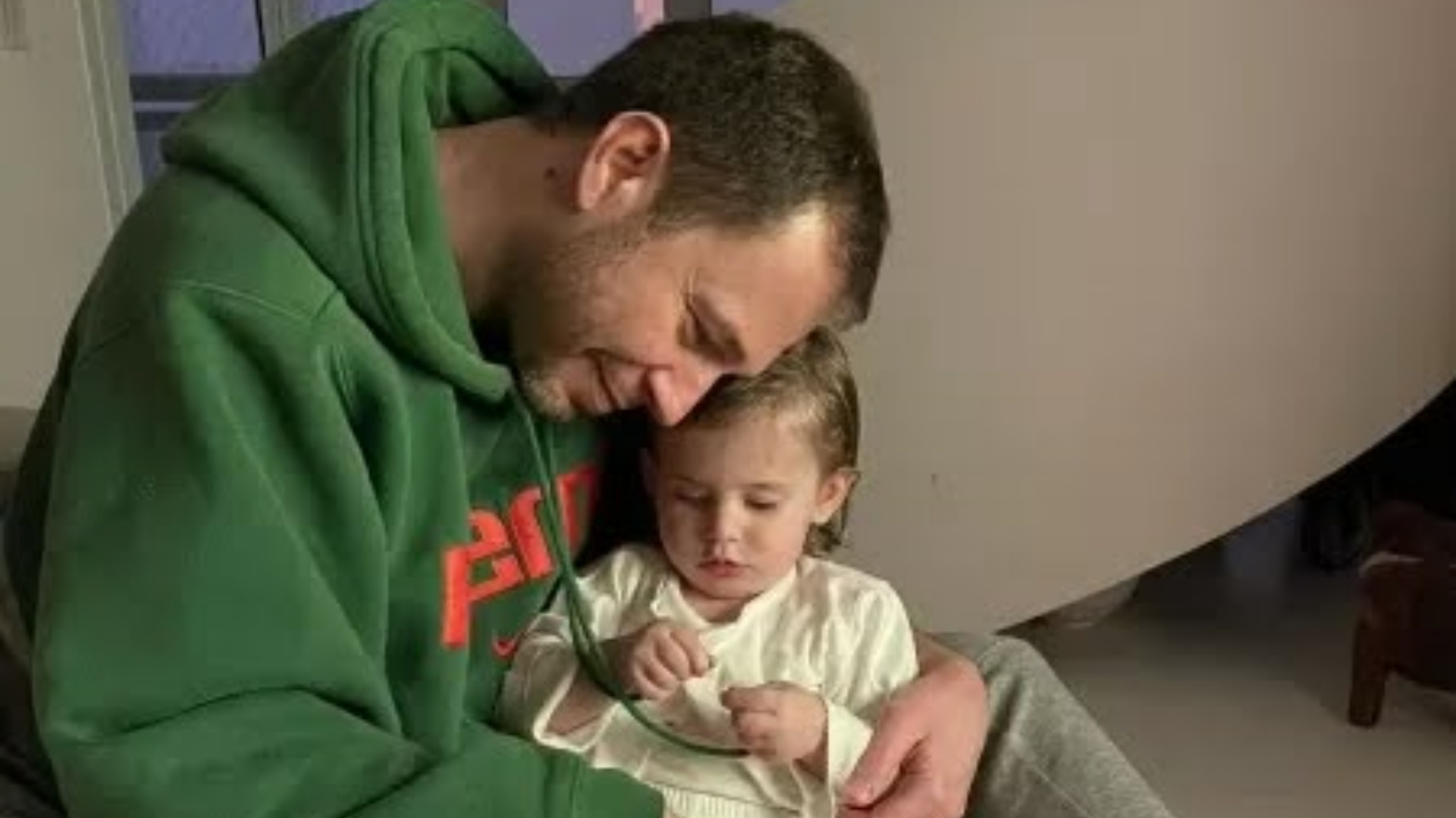 Tiago Leifert mostra a filha, Lua, rabiscando o chão com giz de cera