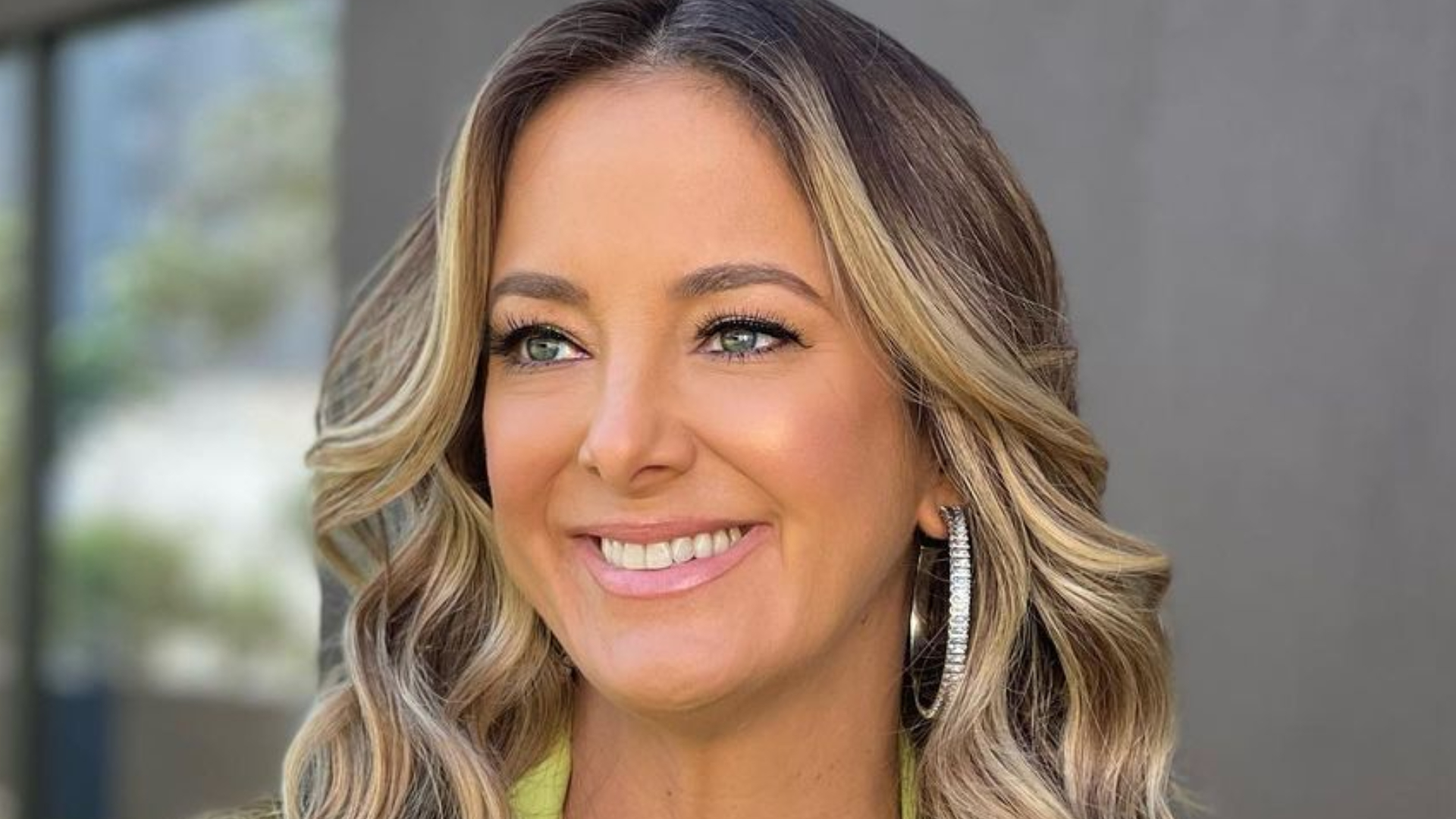 Ticiane Pinheiro aposta em top e calça para apresentar o Hoje em Dia e impressiona: ”Uau”