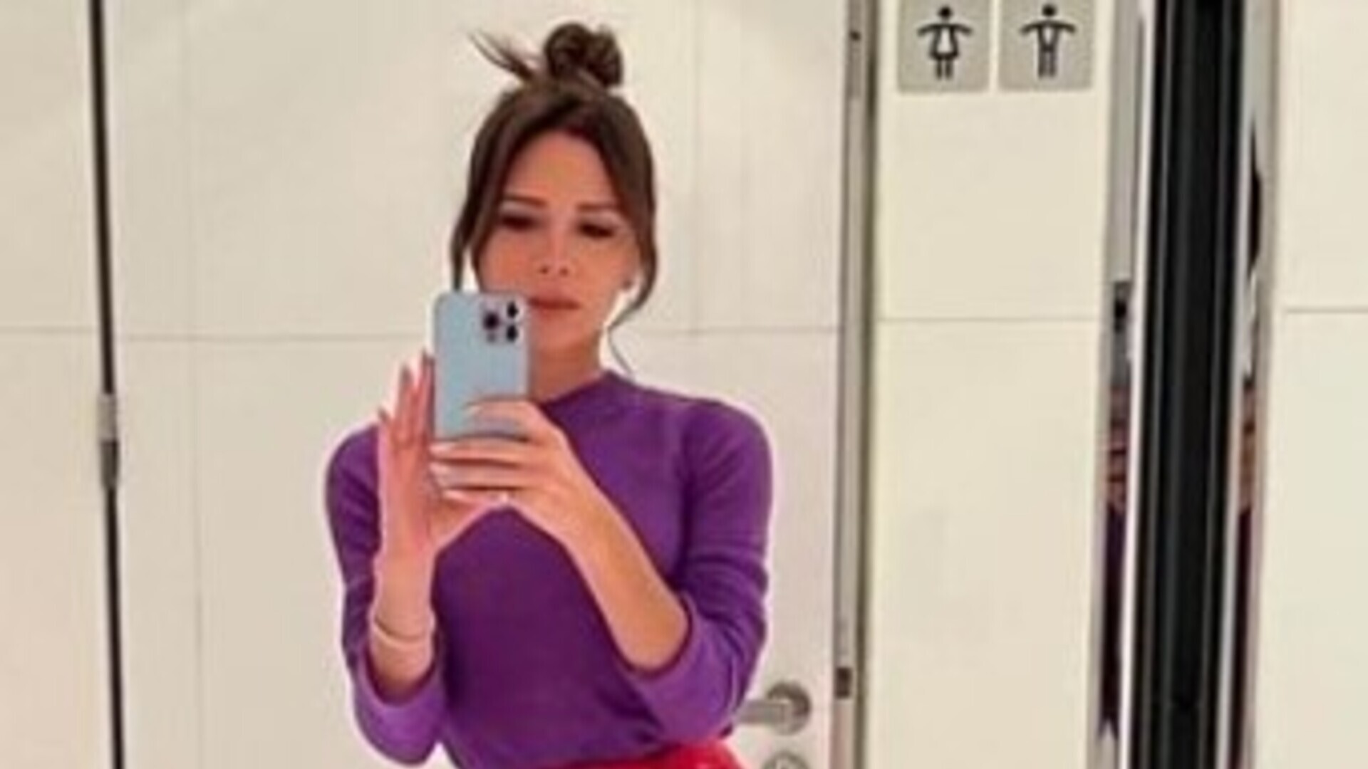 Victoria Beckham esbanja beleza ao aparecer com vestido curto