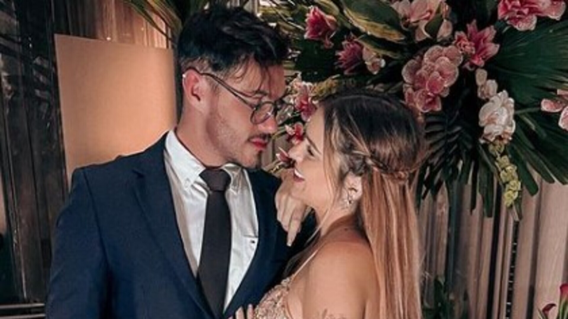 Apaixonados, Viih Tube e Eliezer surgem elegantes em casamento da família da ex-BBB