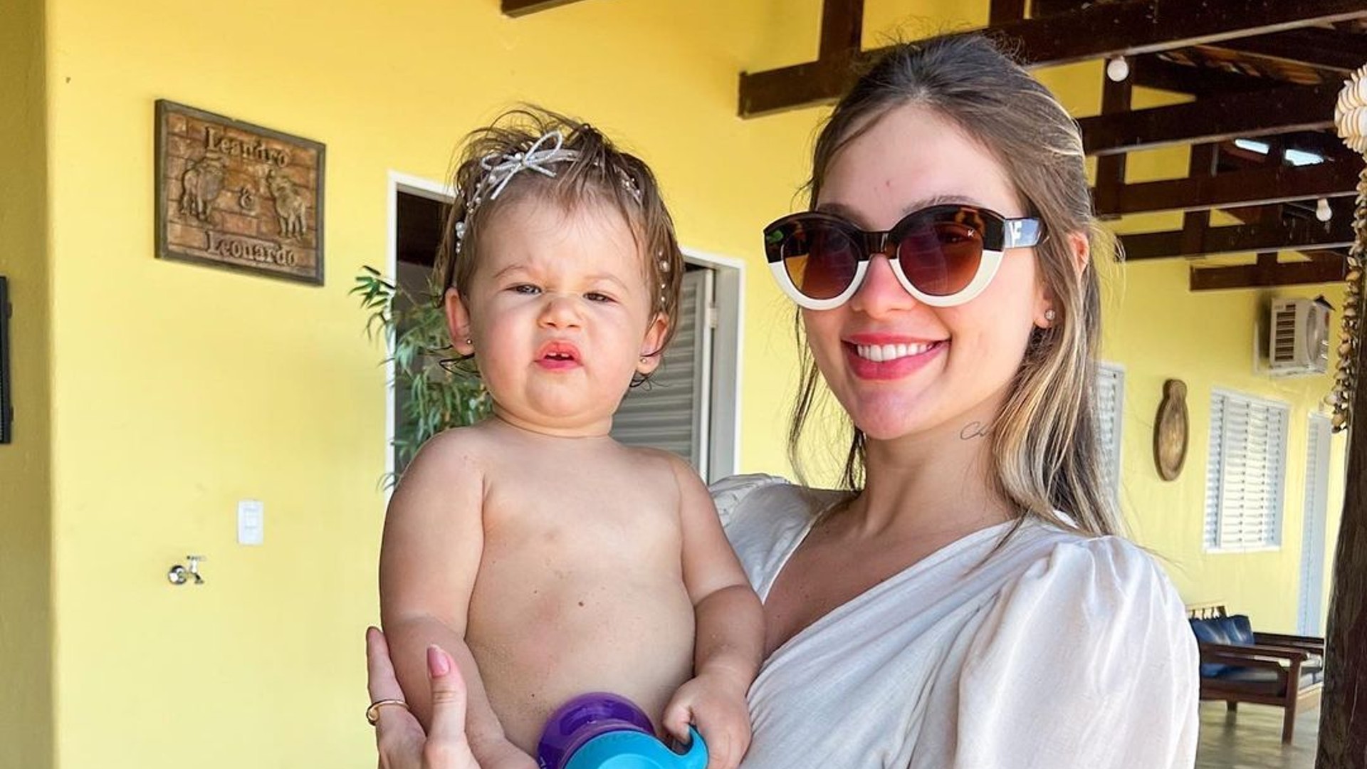 Filha de Virginia Fonseca esbanja fofura ao surgir usando óculos da coleção da mãe