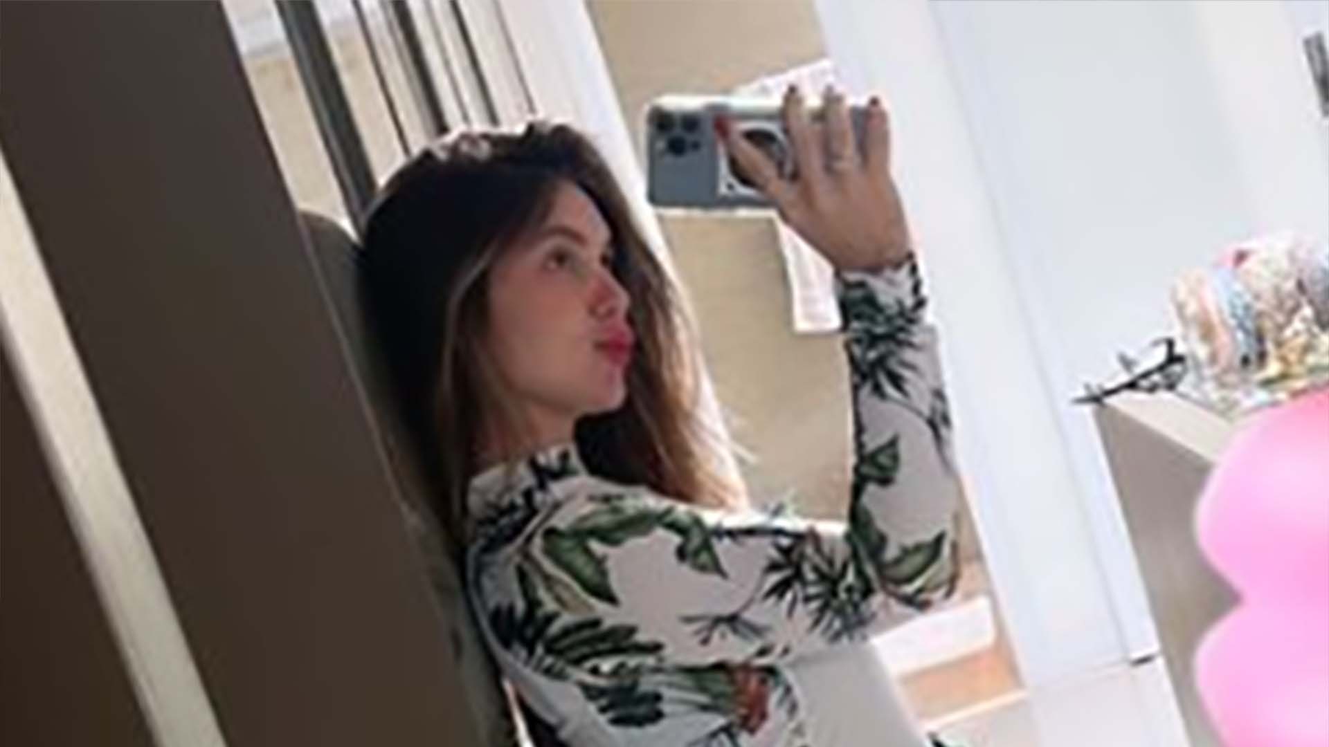 Grávida, Virginia Fonseca exibe barrigão em novas selfies