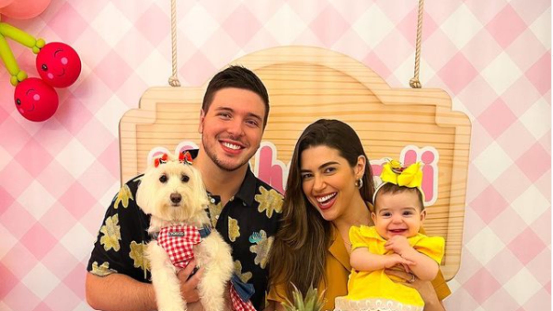 Vivian Amorim exibe as fotos da festa de mesversario da filha