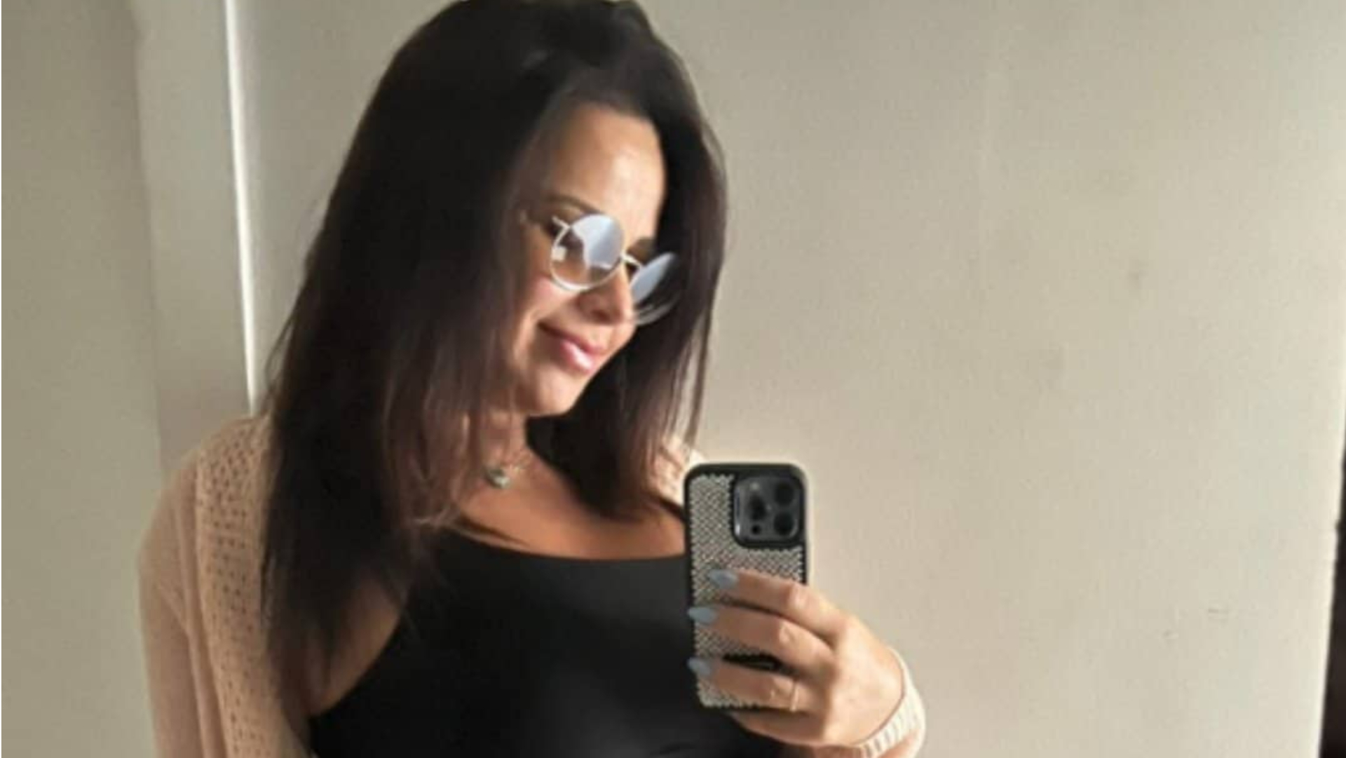 Falta pouco! Viviane Araújo exibe barrigão esticado em selfie no espelho