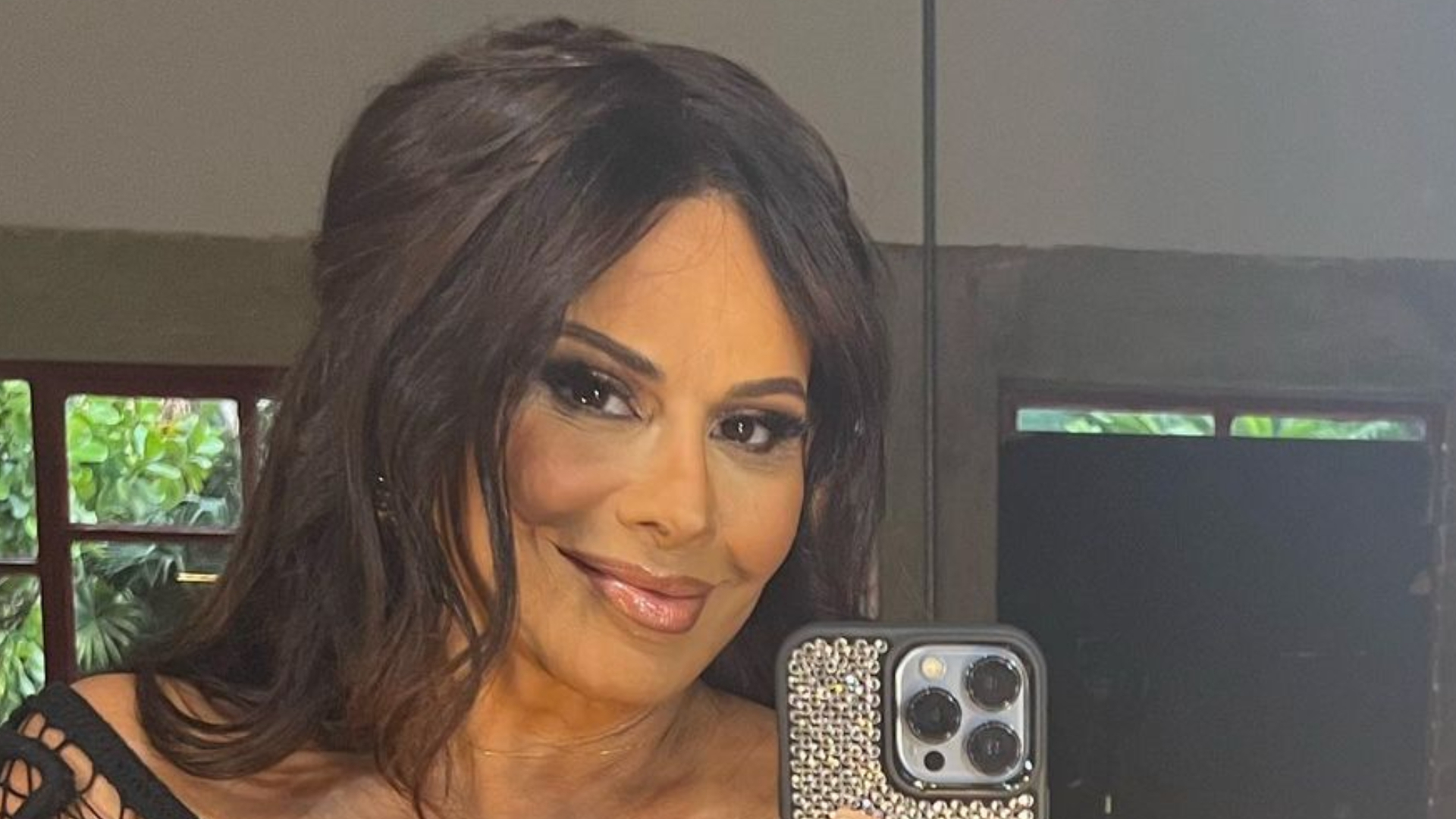 Na reta final da gravidez, Viviane Araujo mostra detalhes de ensaio com o barrigão