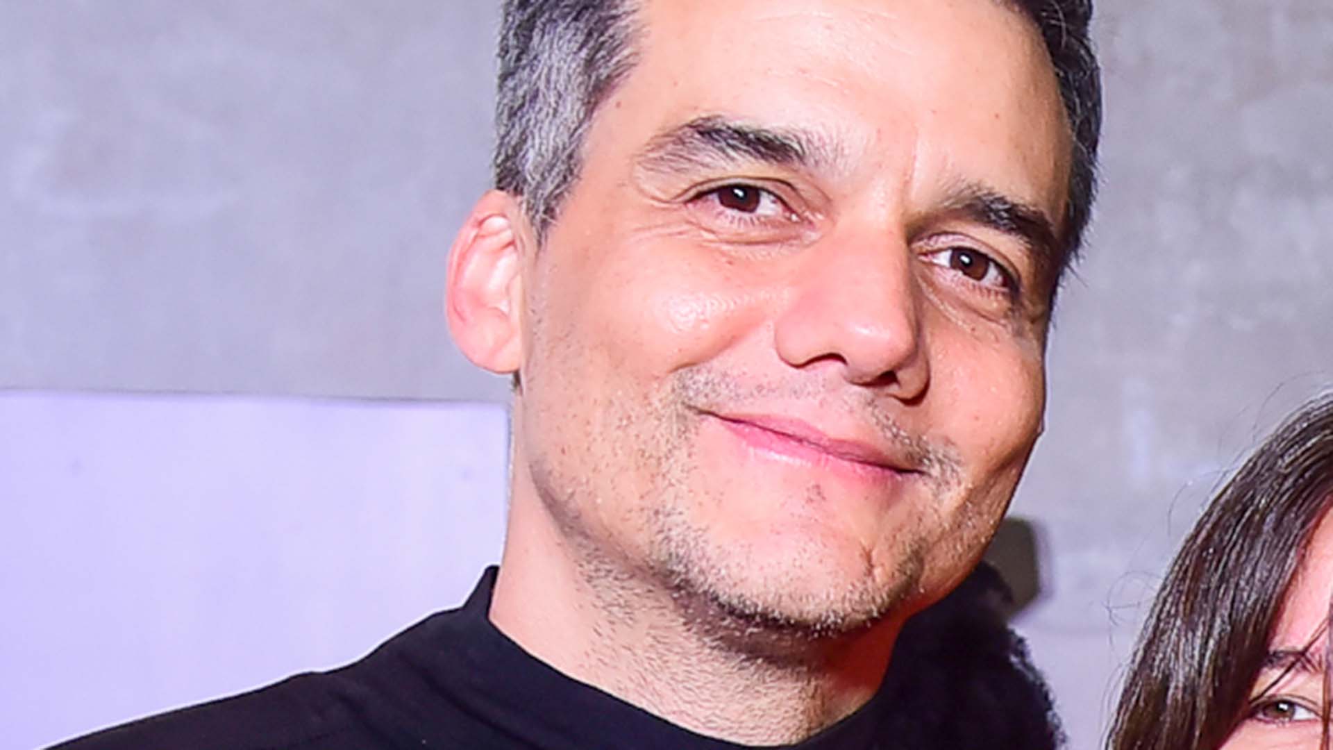 Wagner Moura faz rara aparição com o filho mais velho e a esposa