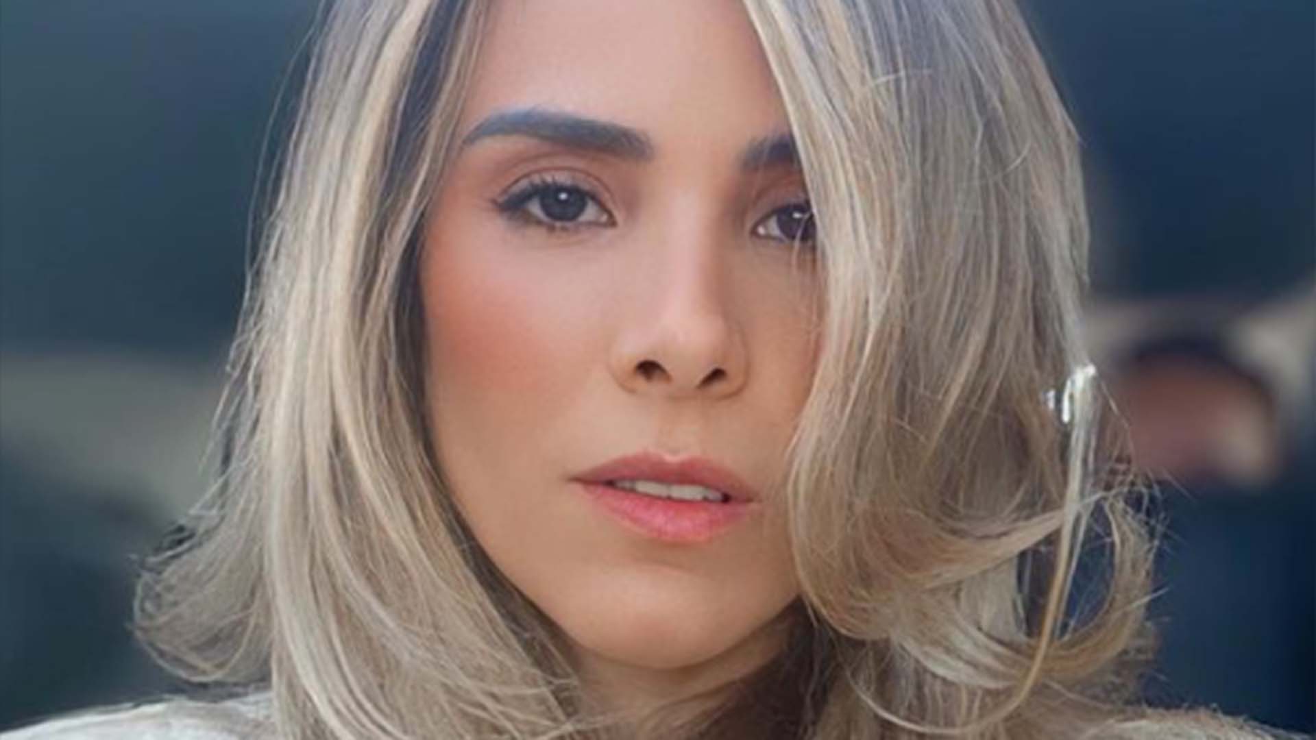 Wanessa Camargo mostra detalhes de look com transparência