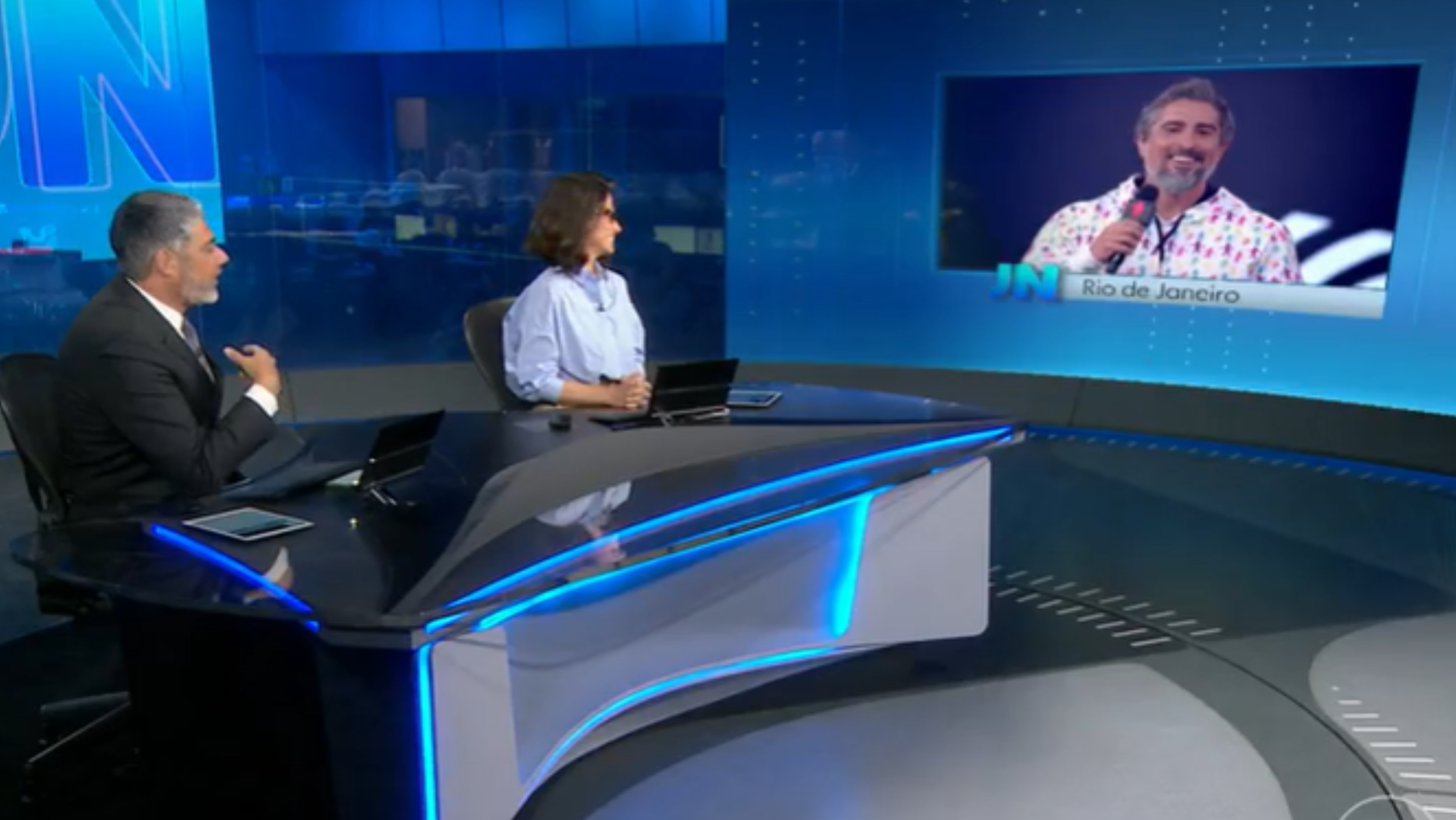 Marcos Mion invade o Jornal Nacional e é surpreendido por William Bonner