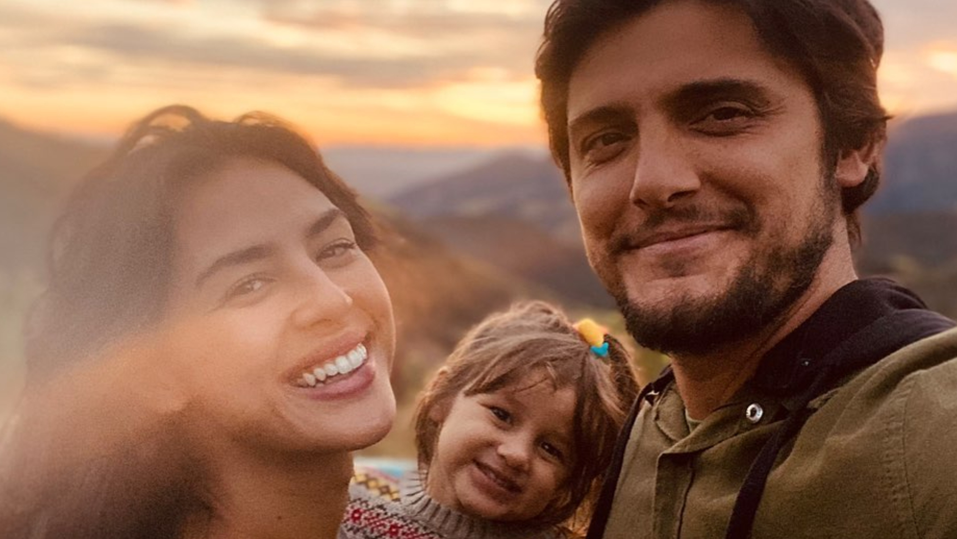 Filha de Yanna Lavigne e Bruno Gissoni rouba a cena ao surgir nos palcos