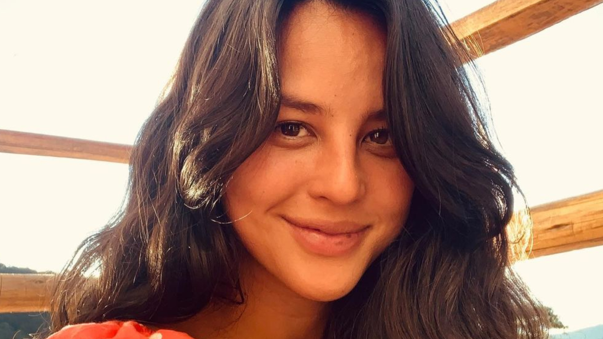 Yanna Lavigne esbanja beleza natural e faz topless ao curtir banho de cachoeira