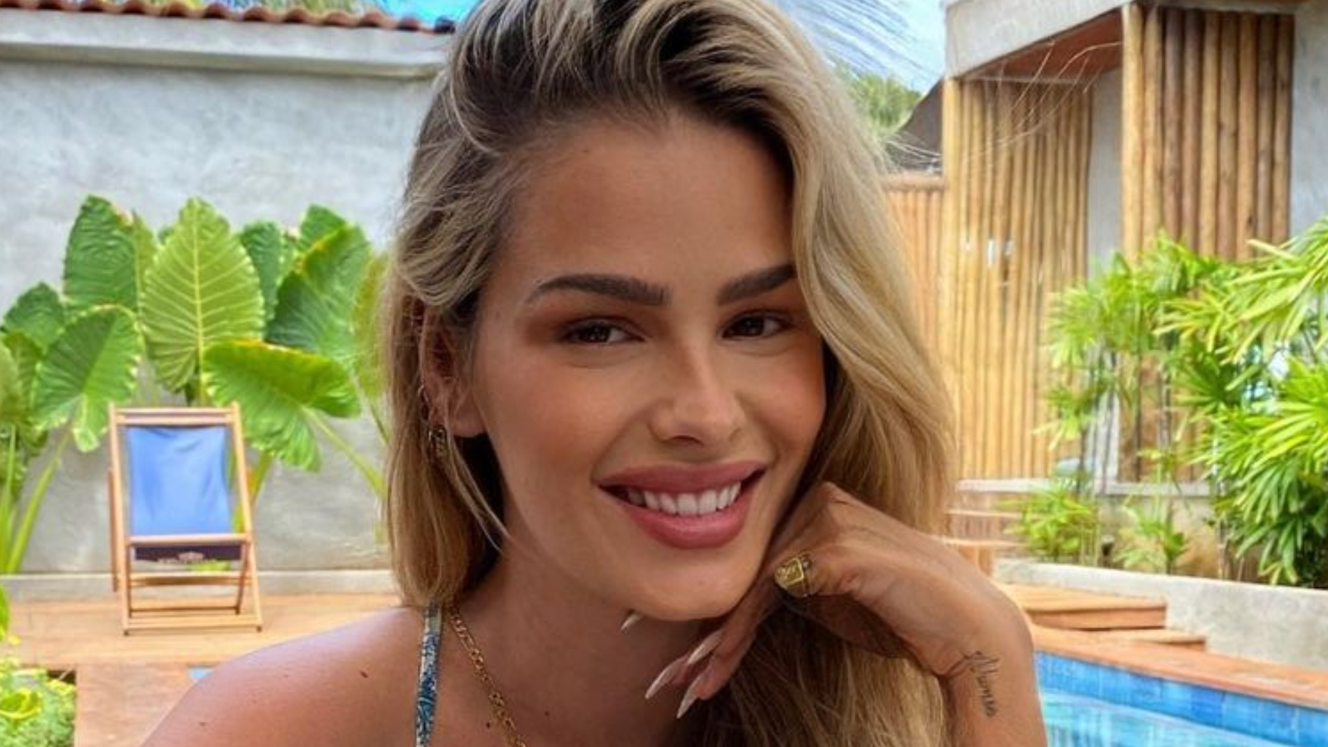 Yasmin Brunet mostra tatuagem no bumbum ao posar de biquíni