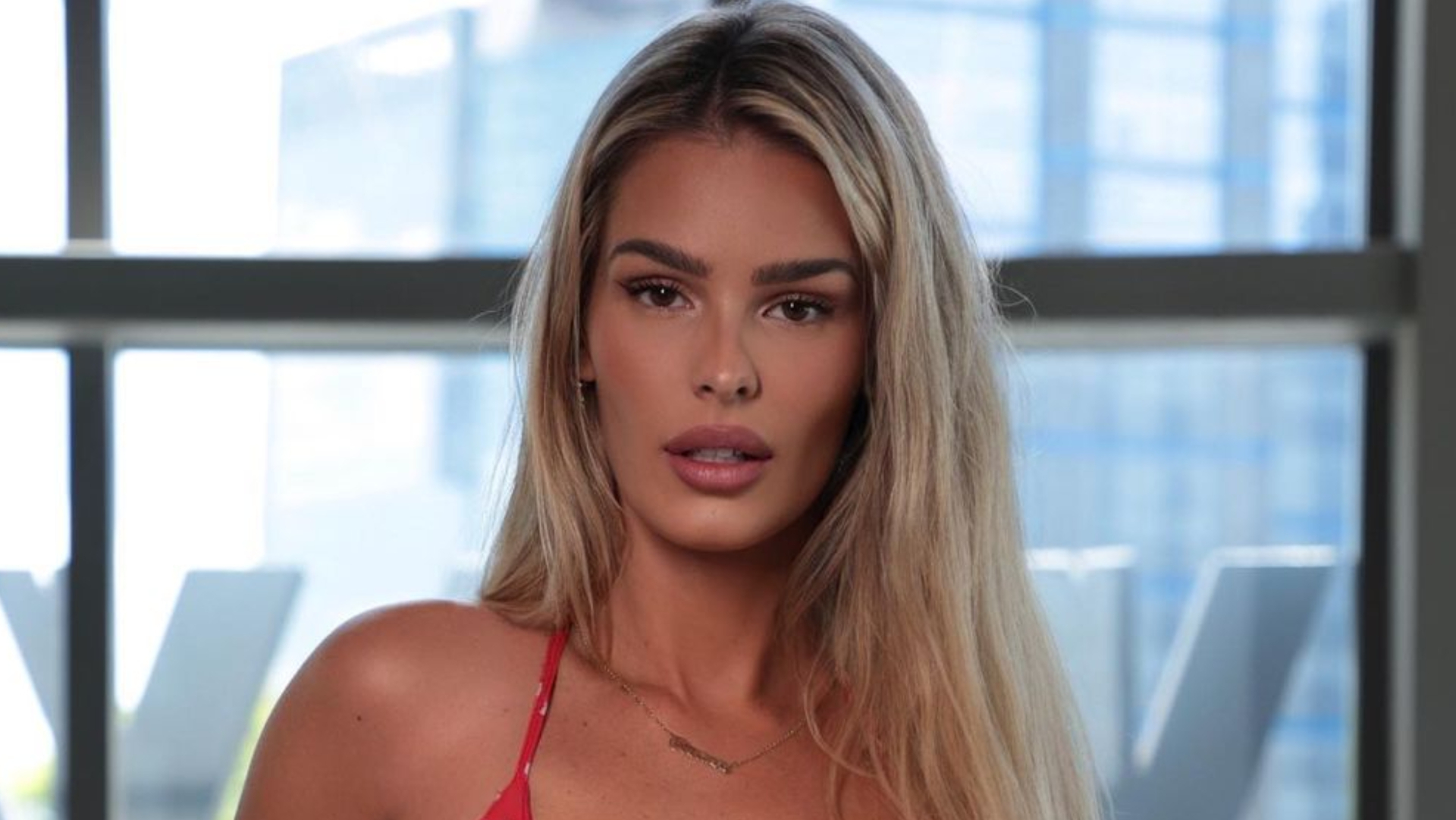 Solteira, Yasmin Brunet faz desabafo na web: ”Ninguém chega em mim”