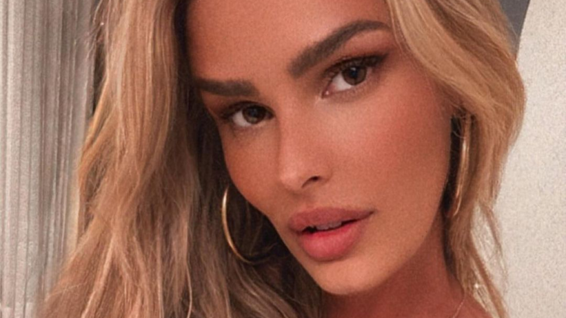 De look recortado, Yasmin Brunet deixa barriga sarada à mostra em clique