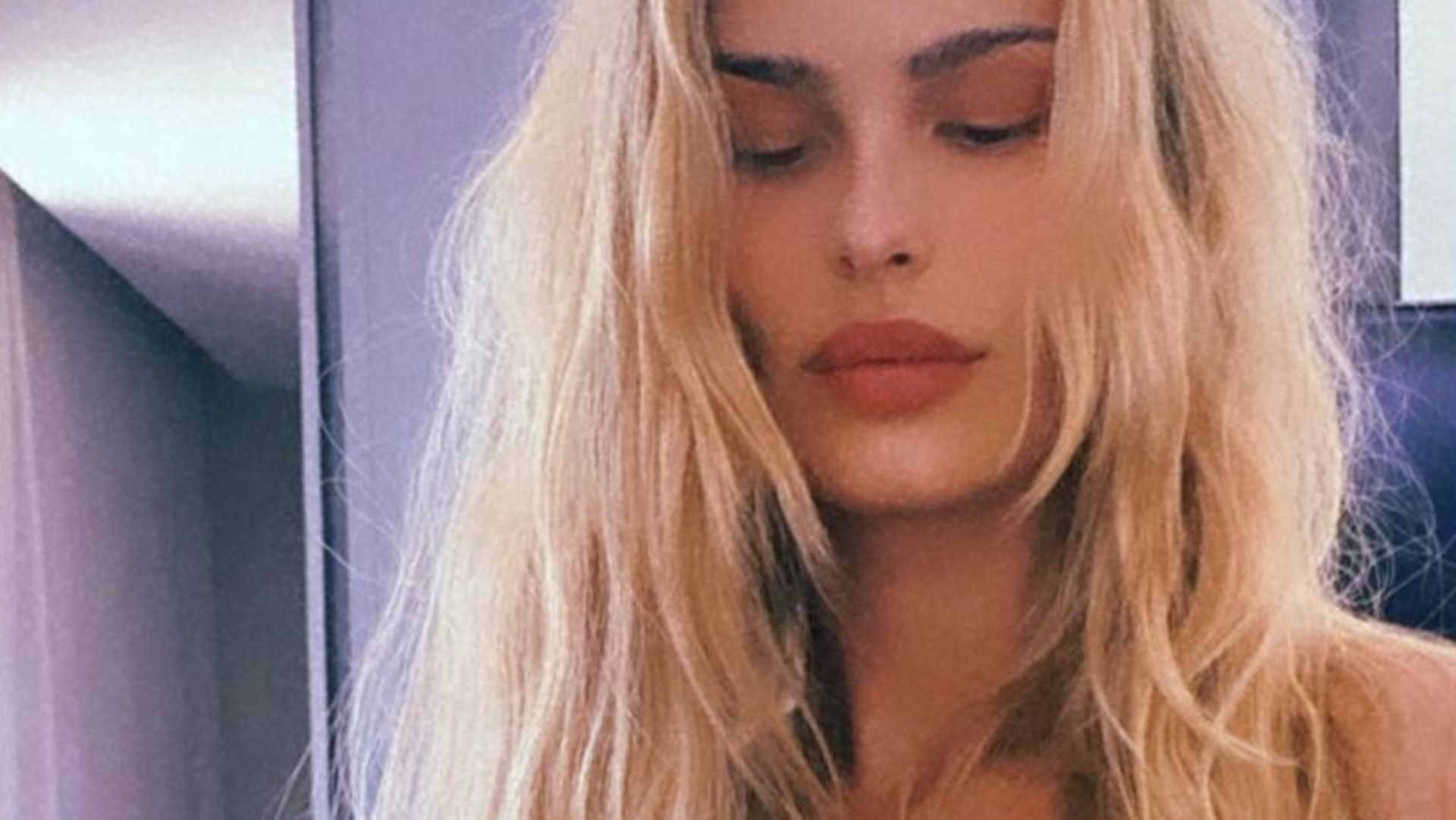 De biquíni, Yasmin Brunet exibe barriga sarada em selfie no espelho
