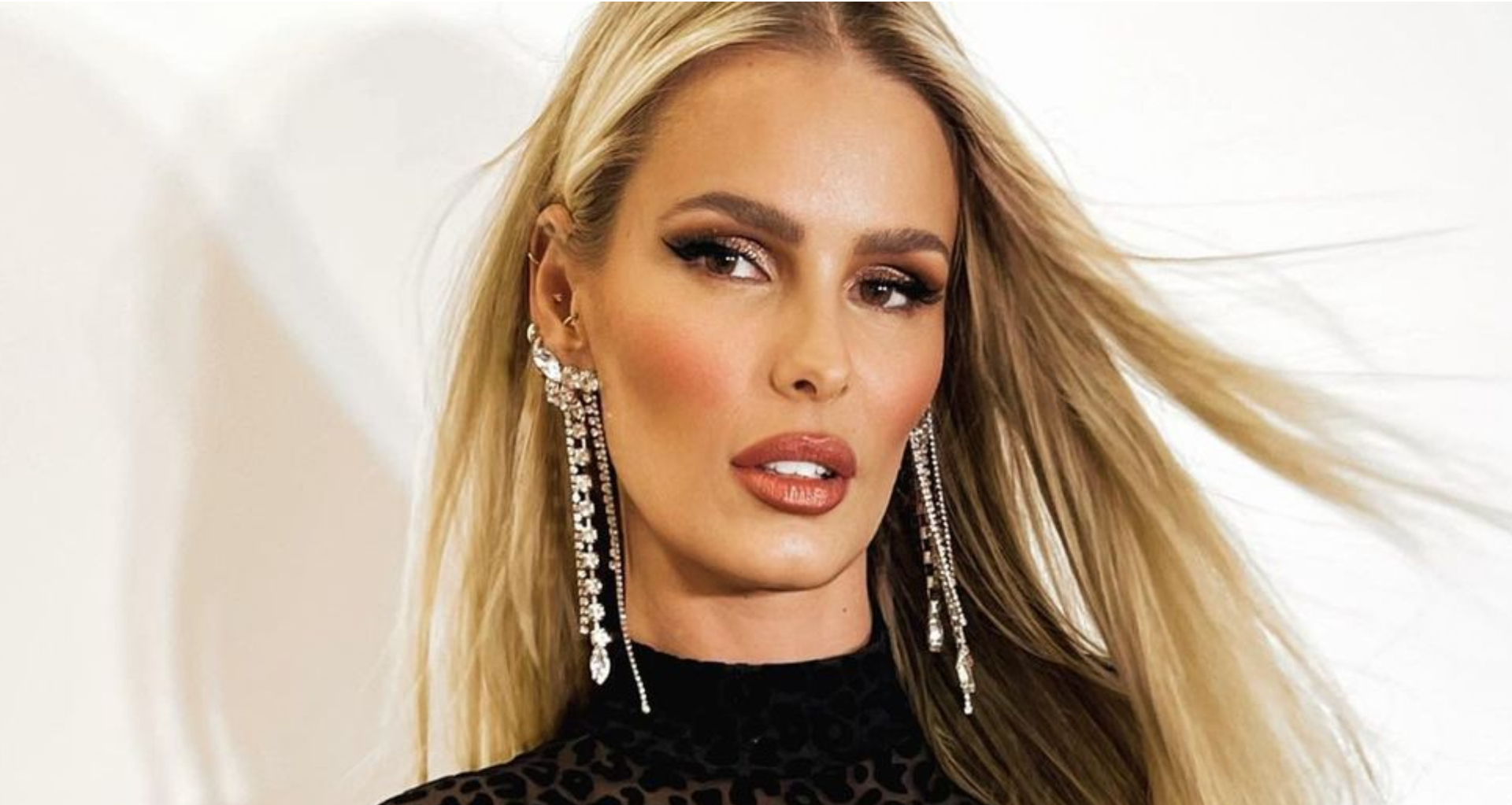 Yasmin Brunet rouba a cena com look transparente e lingerie: ”Muito prazer, a sua bonequinha”
