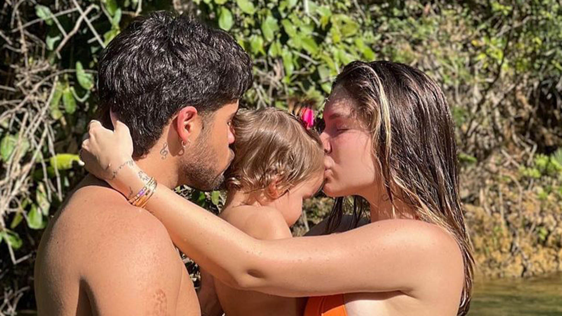 De biquíni fininho, Virginia Fonseca exibe a barriga de grávida em foto da família