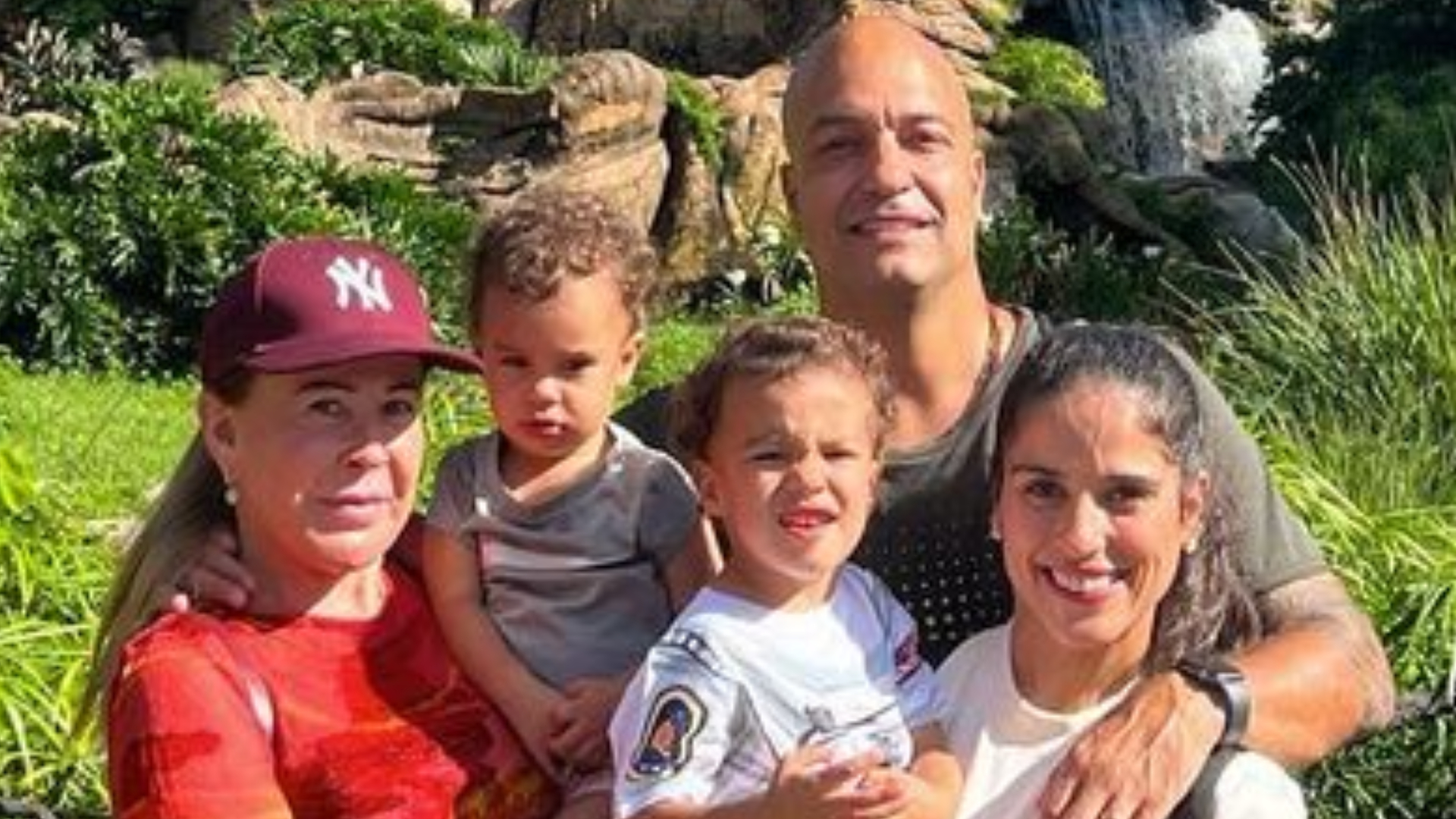 De shorts e blusa transparente, Zilu Camargo aproveita parque de diversão com a família: ”Linda”