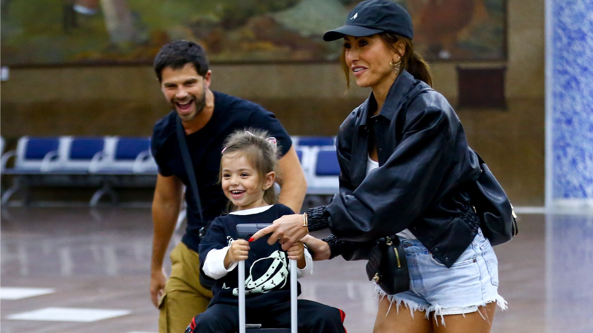 Zoe, filha de Sabrina Sato e Duda Nagle rouba a cena em aeroporto no Rio de Janeiro