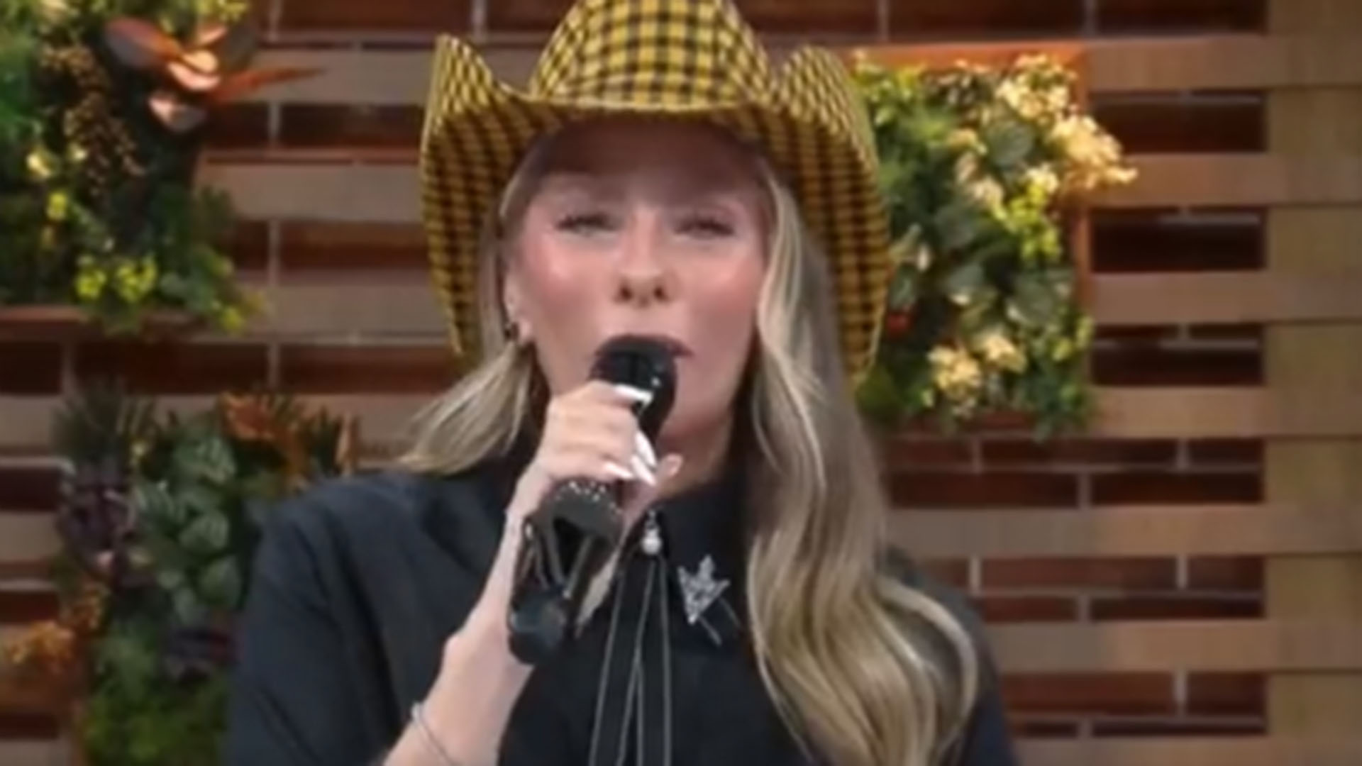 A Fazenda: Adriane Galisteu fala pela primeira vez sobre a saída de Deolane