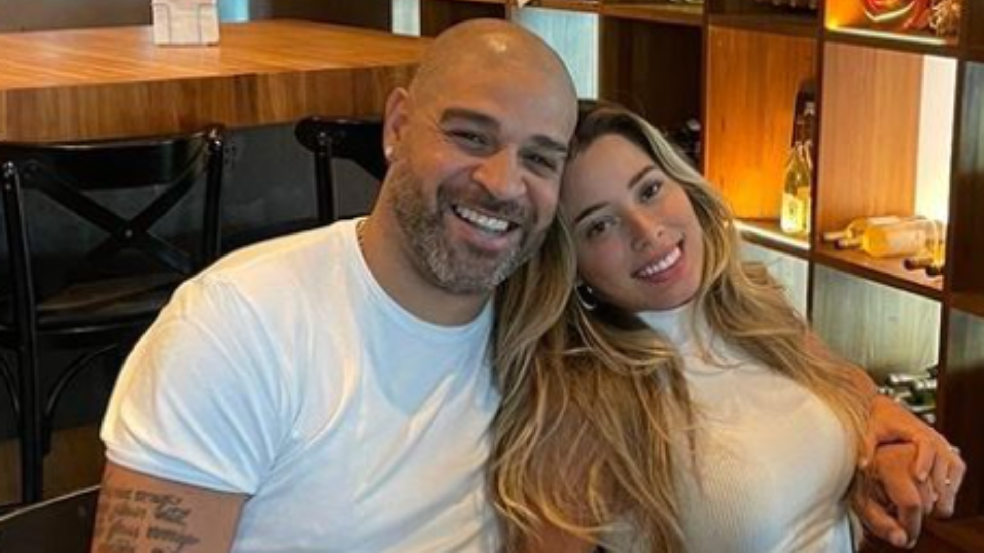 Adriano Imperador surge em clima romântico com esposa após crise: ‘Que a gente tenha força’