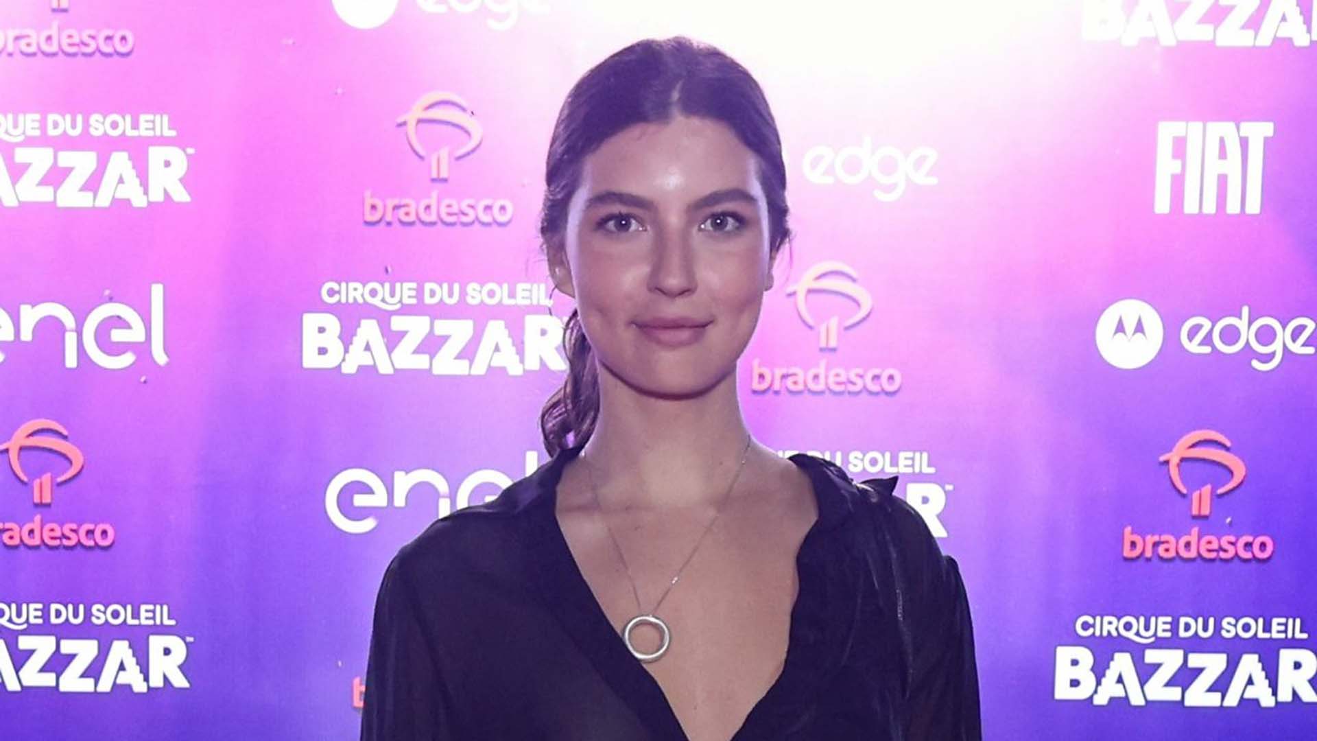 Alanis Guillen mostra demais ao usar blusa com transparência