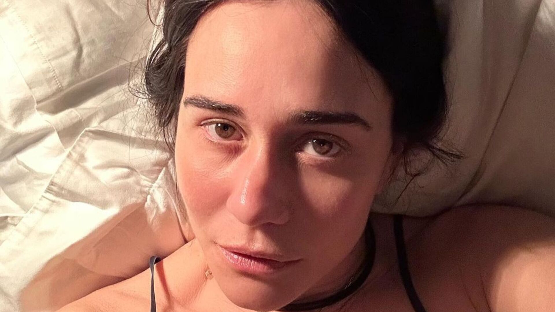 De camisola, Alessandra Negrini esbanja beleza em fotos na cama: ”Muito linda”