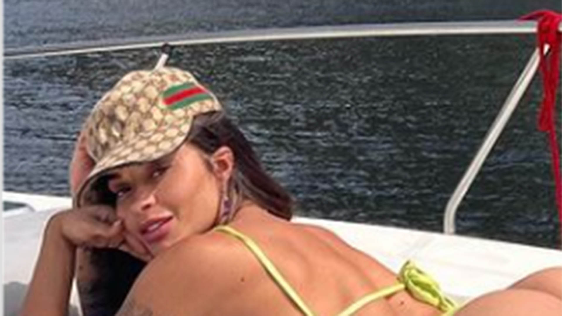 De biquíni fio-dental, Aline Campos empina o bumbum em dia de sol