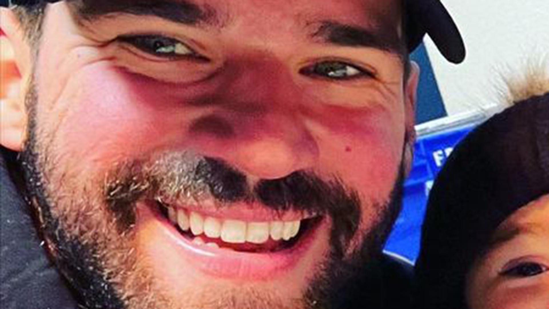 Goleiro da seleção, Alisson Becker exibe foto inédita com os dois filhos