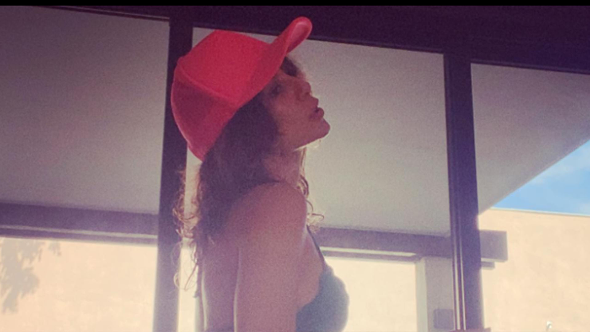 De biquíni fio-dental, Andréia Horta coloca o bumbum para jogo