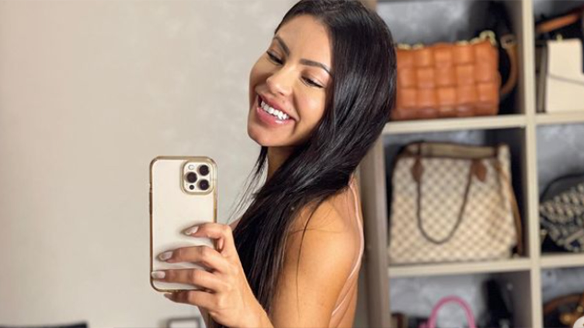 Andressa Ferreira empina o bumbum ao usar macacão justo